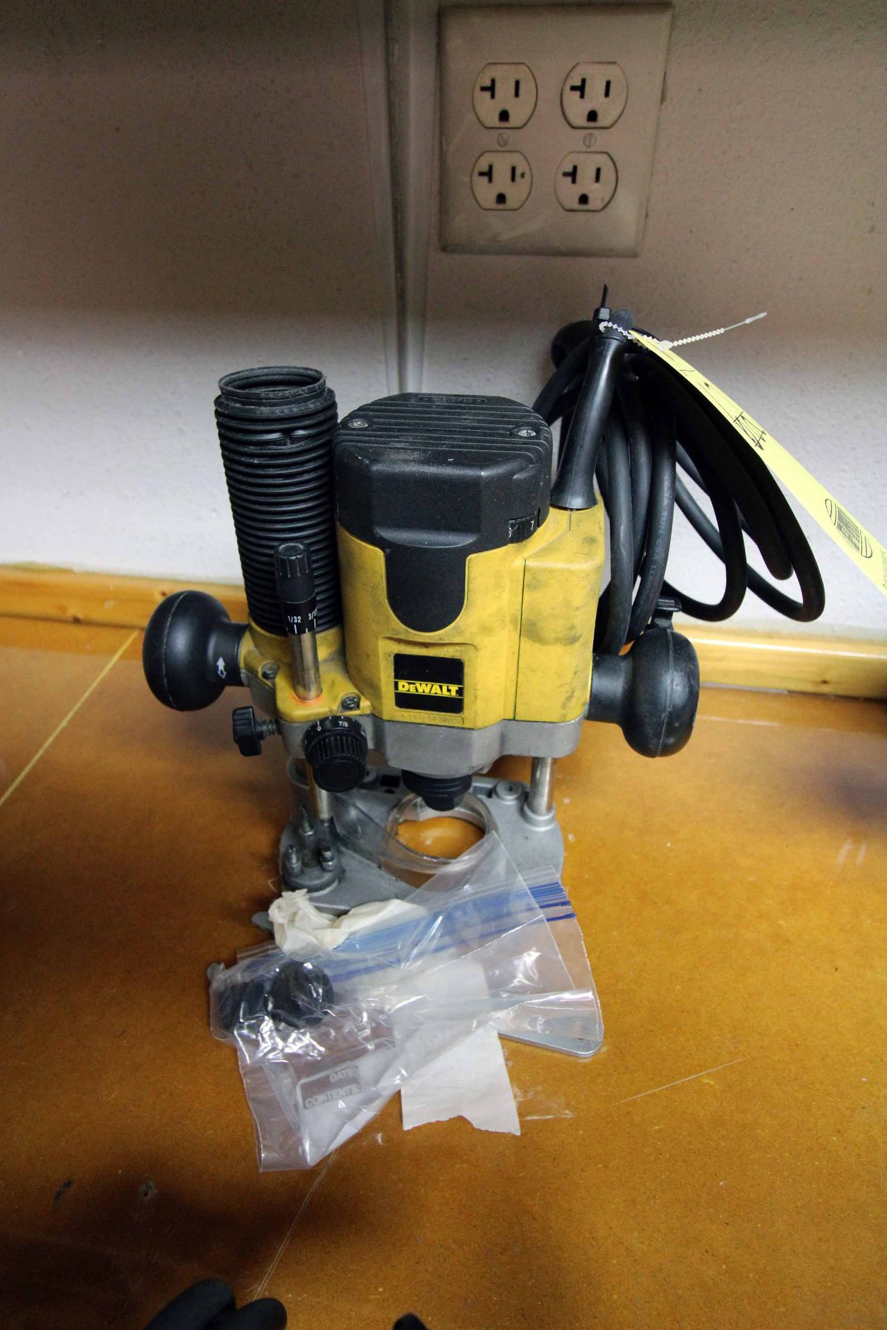 EVS PLUNGE ROUTER, DEWALT MDL. 621, 2 HP motor, spds: 8000-24,000 RPM (Located at: Offshore Clamps &
