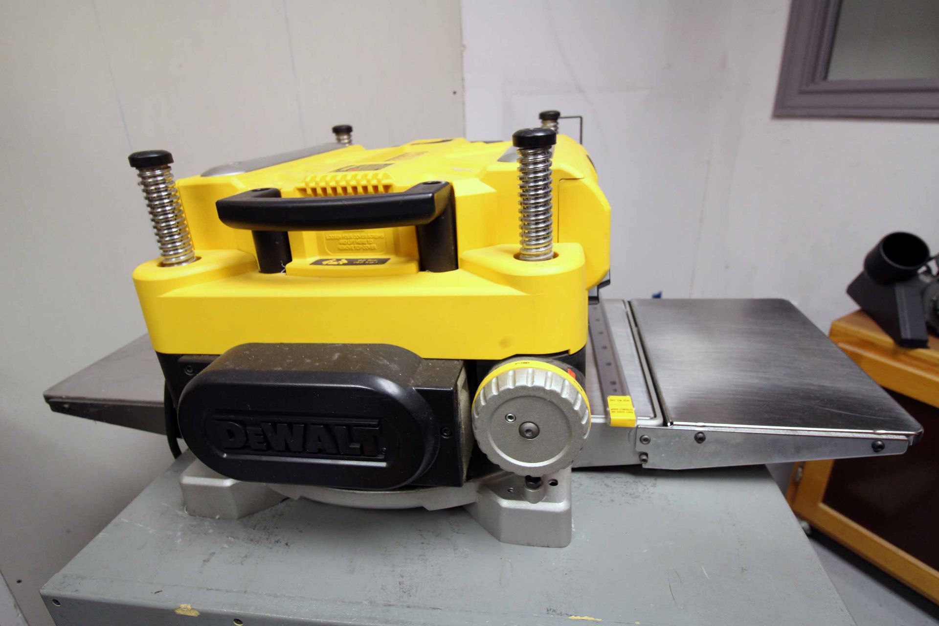PLANER, DEWALT 13" MDL. DW735, 15 amp, 13", 20,000 max. RPM, 3-knife cutter head, 2-spd. gear box, - Image 6 of 6