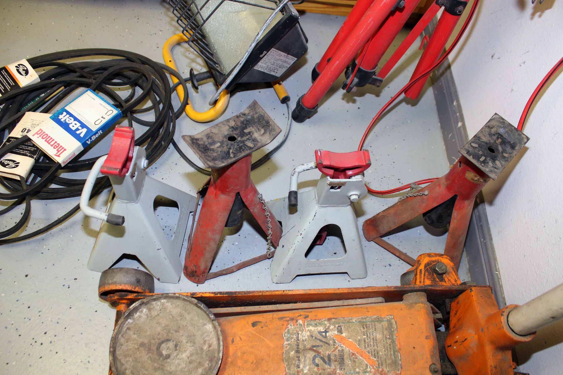 LOT CONSISTING OF: 2-1/4 T. cap. floor jack, (4) support jacks, (2) work lights, v-belts, jumper - Image 3 of 5