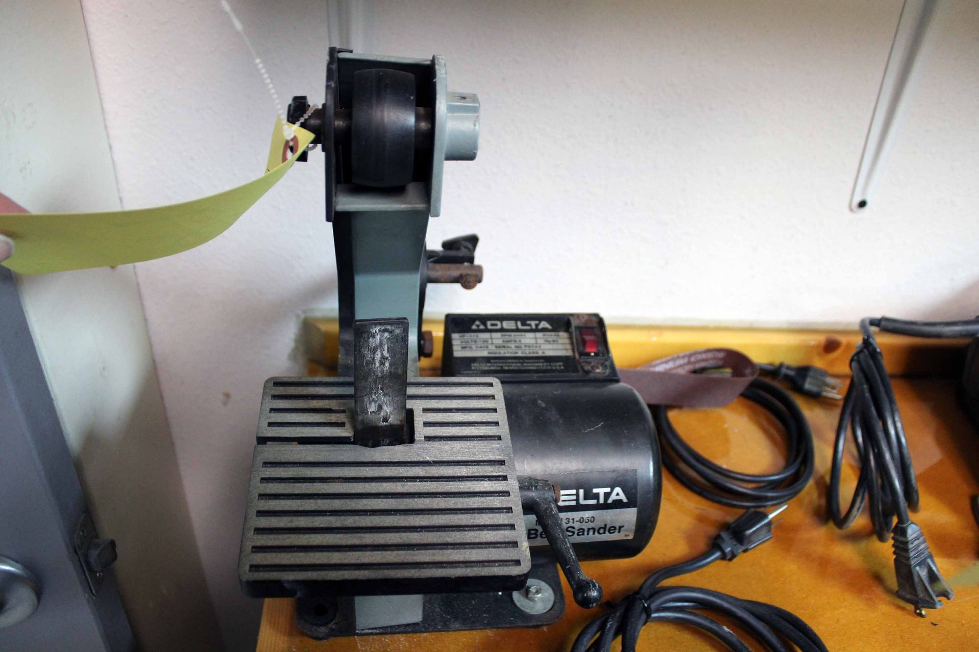 BELT SANDER, DELTA MDL. 31-050, 1/4 HP, 120 v. (Located at: Offshore Clamps & Protectors, 435 Spring