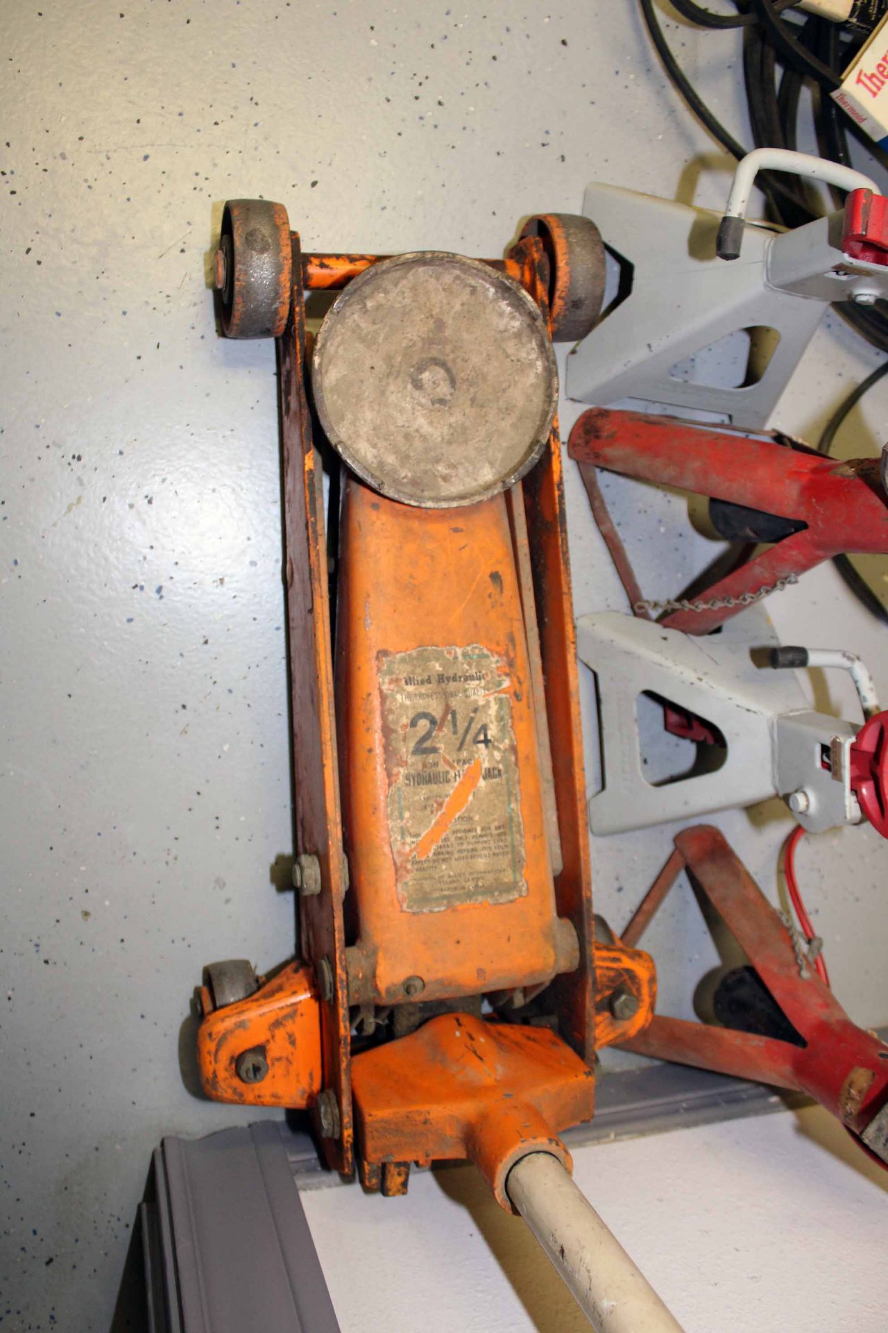 LOT CONSISTING OF: 2-1/4 T. cap. floor jack, (4) support jacks, (2) work lights, v-belts, jumper - Image 2 of 5