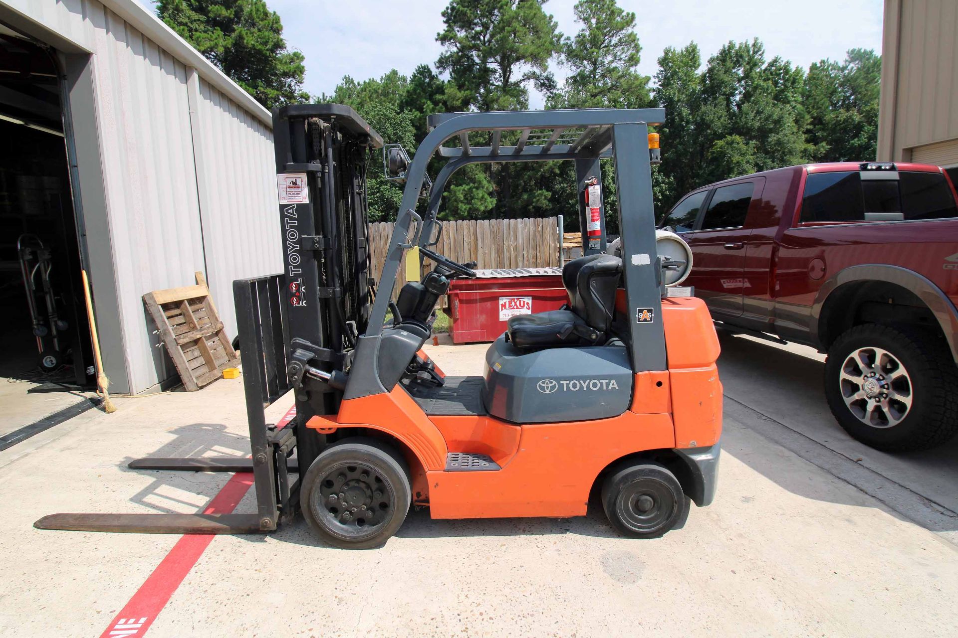 FORKLIFT, TOYOTA 5,000 LB. BASE CAP. MDL. 7FGCU25, new 2001, 4,500 lb. cap. @ 24" L.C., LP pwrd.,