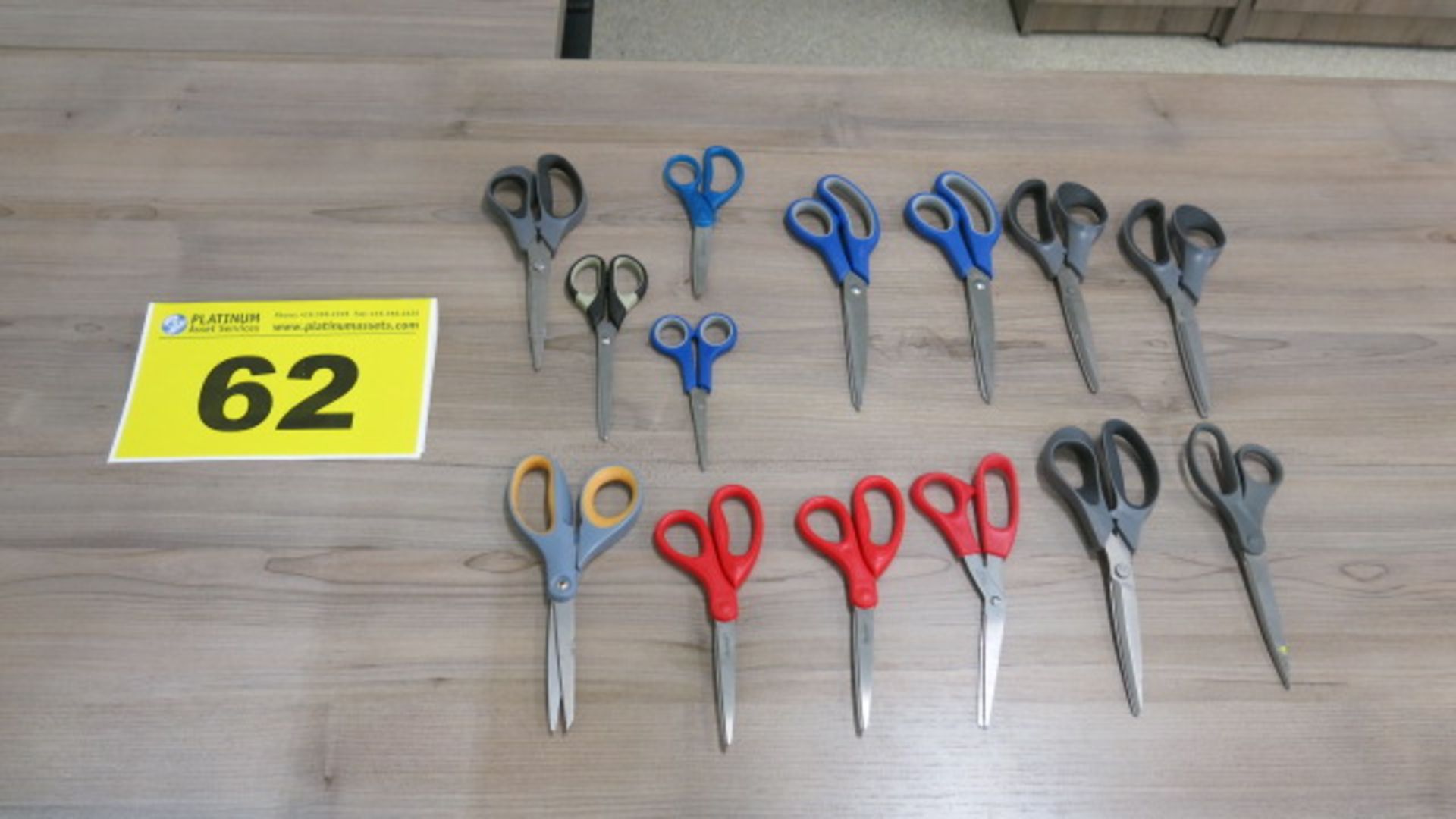 LOT OF OFFICE ASSORTED SCISSORS