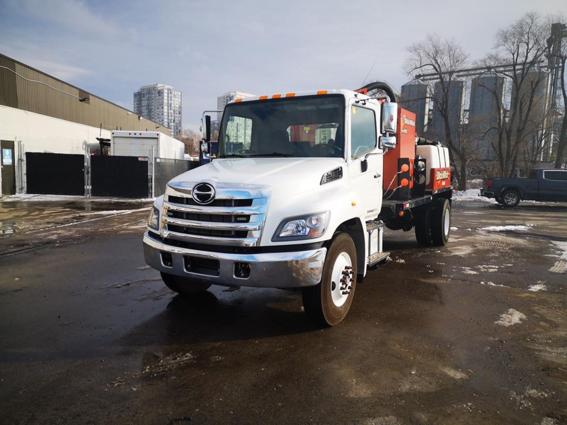 2017 DITCH WITCH, FXT 50, TRUCK MOUNTED, HYDRO-EXCAVATOR - LIKE NEW - Image 2 of 31