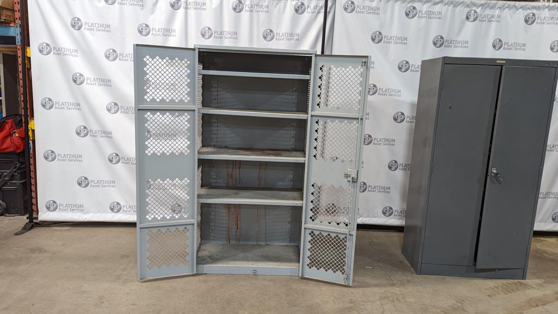 GREY METAL STORAGE CABINET - Image 2 of 2