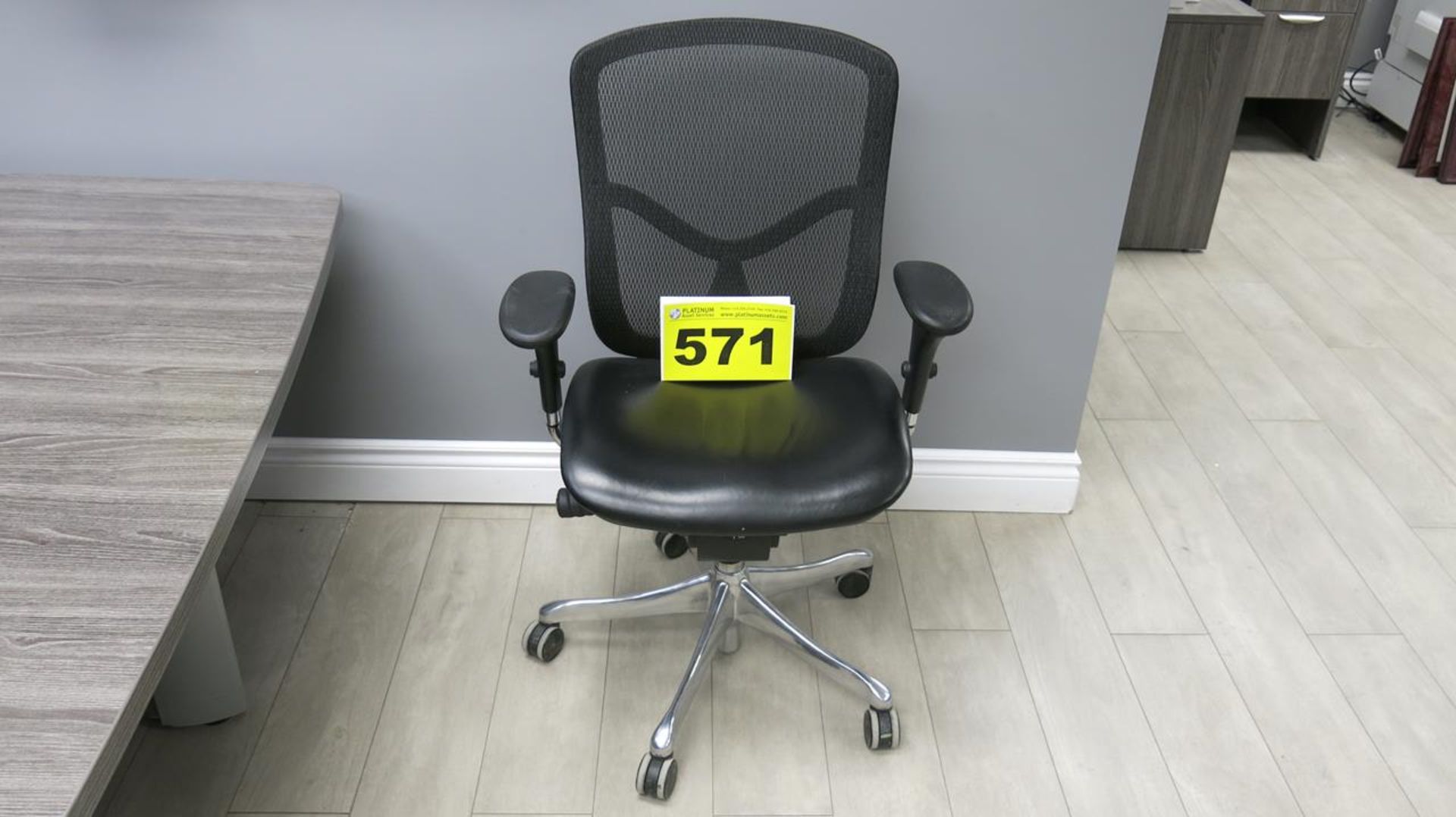 BLACK EXECUTIVE OFFICE CHAIR ON CASTERS