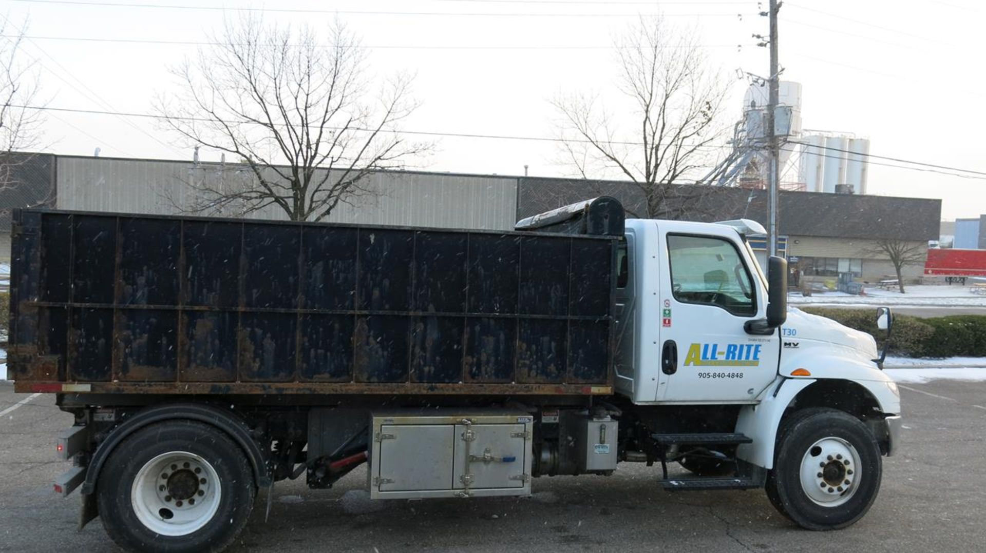 2019 - LIKEW NEW, INTERNATIONAL, ROLL OFF TRUCK, CUMMINS, 6.7 L DIESEL ENGINE, HYDRAULIC BRAKES - Image 5 of 14