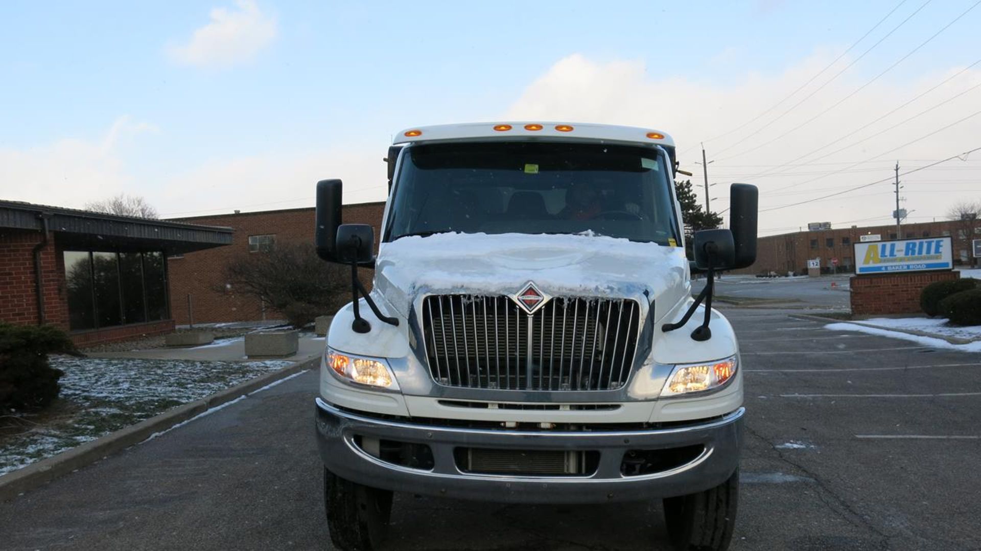 2019 - LIKEW NEW, INTERNATIONAL, ROLL OFF TRUCK, CUMMINS, 6.7 L DIESEL ENGINE, HYDRAULIC BRAKES - Image 7 of 14