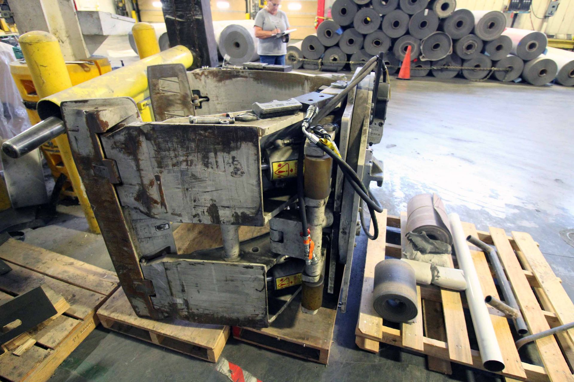 FORKLIFT CLAMP, CASCADE, C88C898, rotating paper roll clamp, designed to fit a Yale Mdl. GC155VX - Image 3 of 4