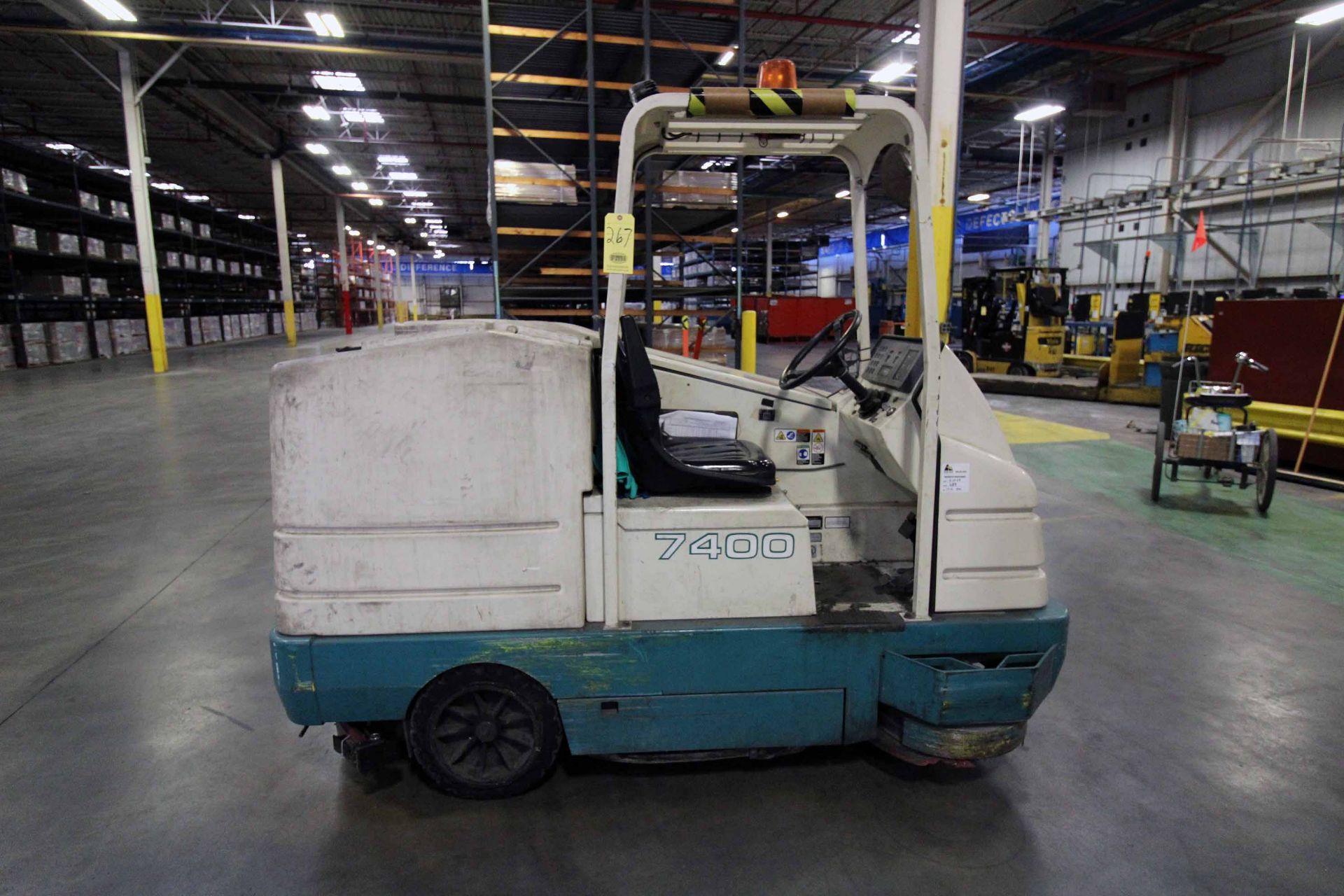 FLOOR SCRUBBER, TENNANT MDL. 7400, LP pwrd., 552 hours, S/N 7400-3568 (Bottle not included)