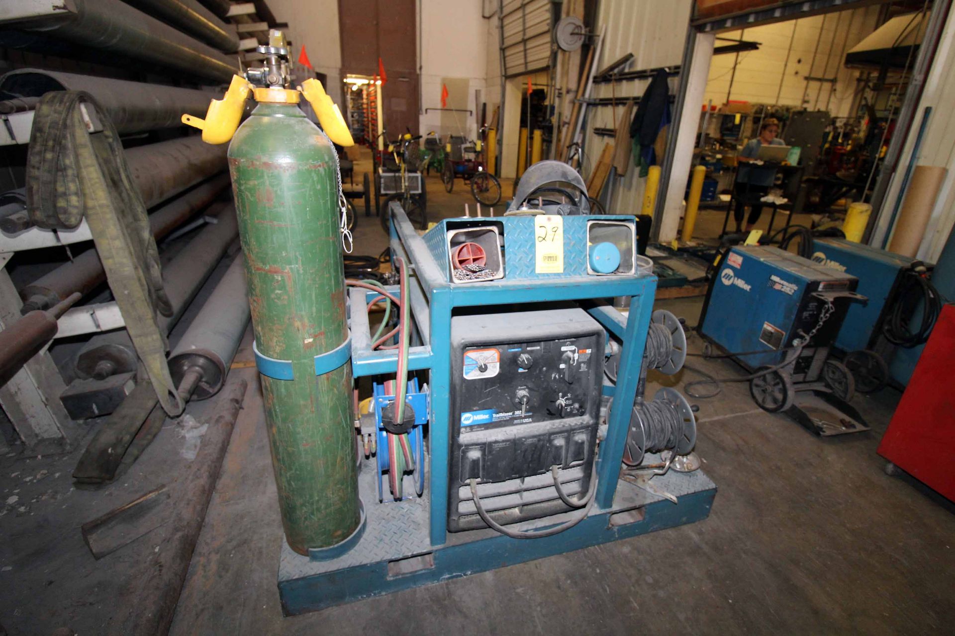 PORTABLE WELDING SYSTEM, MILLER TRAILBLAZER 302, LPG pwrd., generator, fabricated stand w/bottle - Image 2 of 4