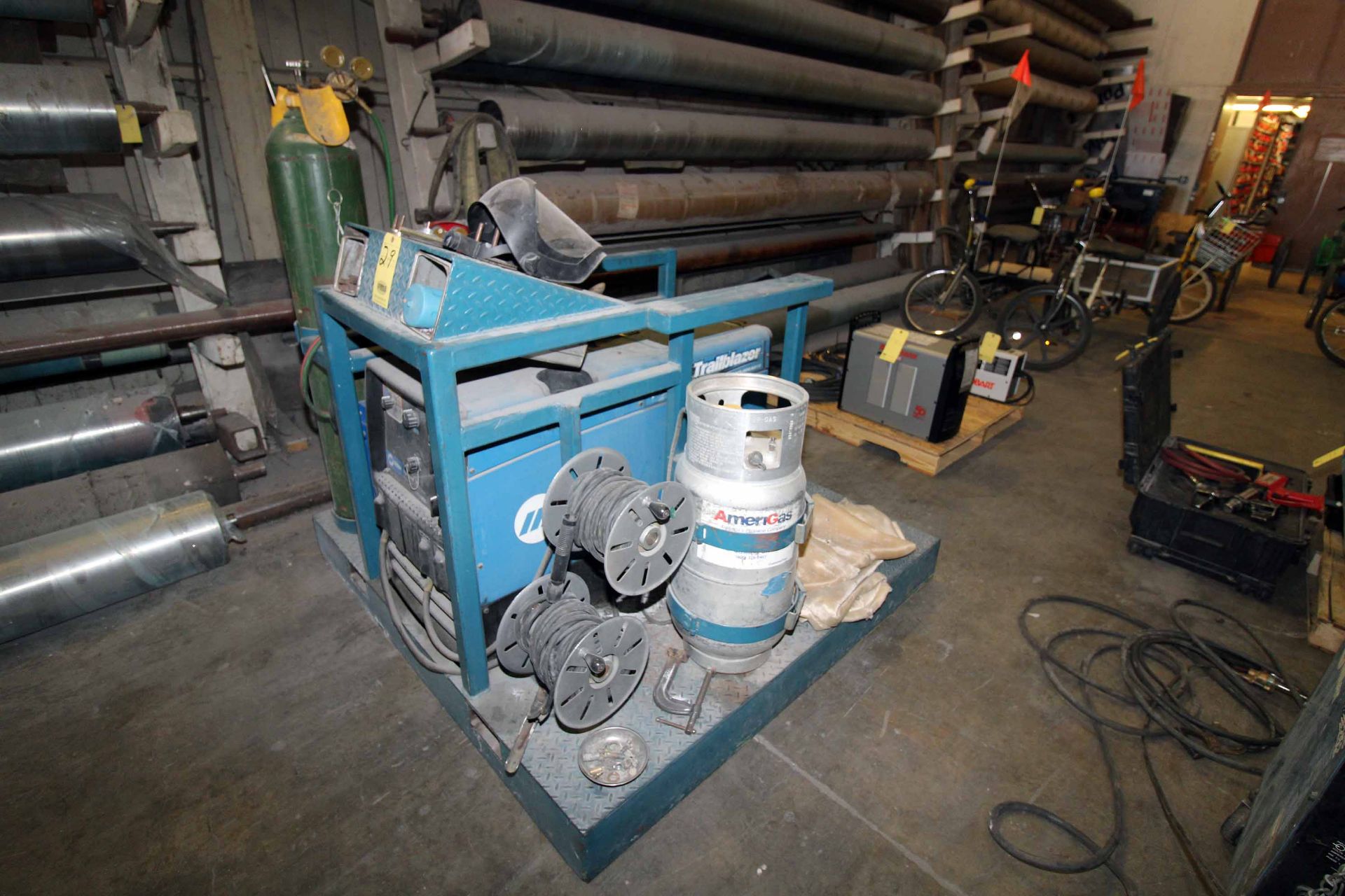 PORTABLE WELDING SYSTEM, MILLER TRAILBLAZER 302, LPG pwrd., generator, fabricated stand w/bottle - Image 3 of 4