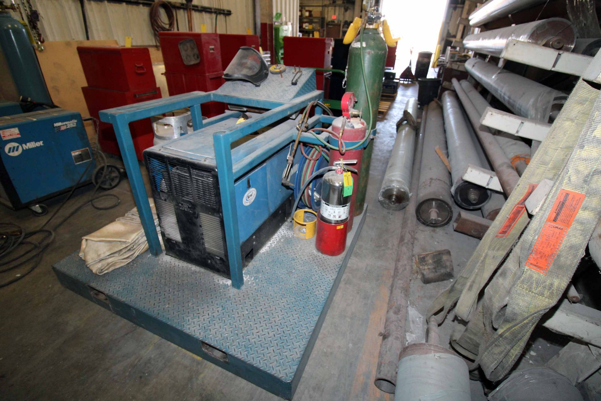 PORTABLE WELDING SYSTEM, MILLER TRAILBLAZER 302, LPG pwrd., generator, fabricated stand w/bottle - Image 4 of 4