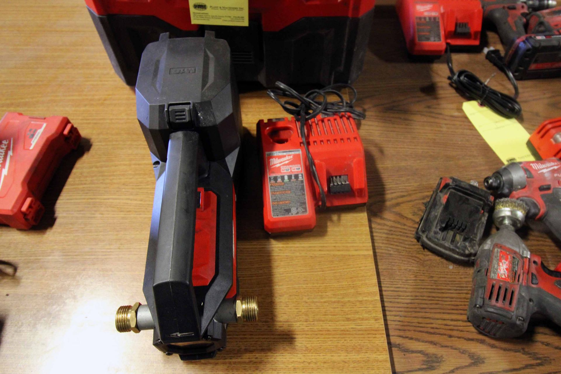 LOT OF MILWAUKEE CORDLESS TOOLING: (1) vacuum, (1) transfer pump, (1) charger & (2) batteries - Image 3 of 5