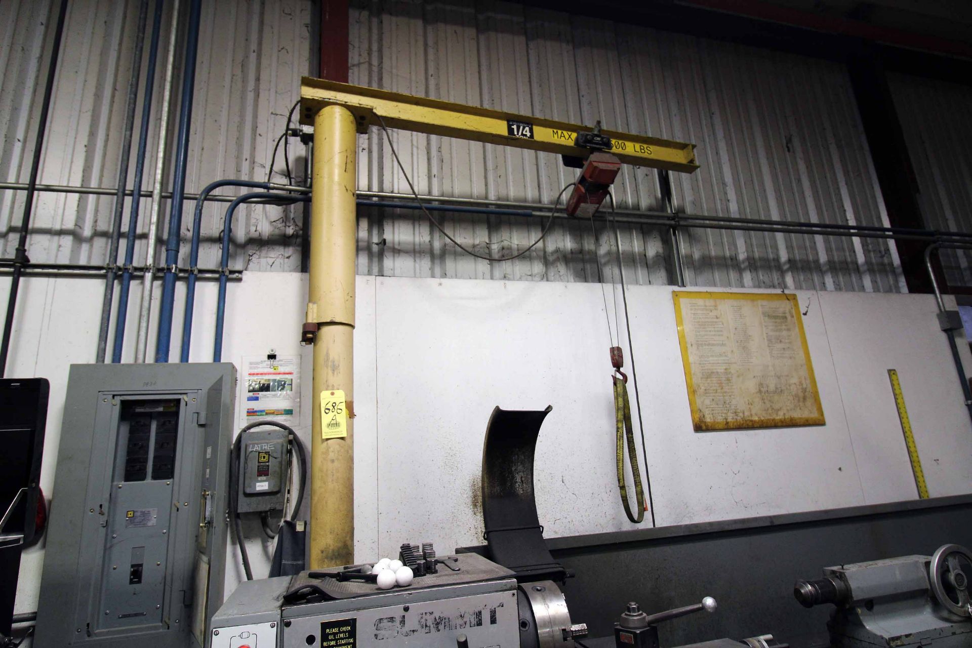 PEDESTAL CRANE, 1/4 T. cap. Dayton power hoist