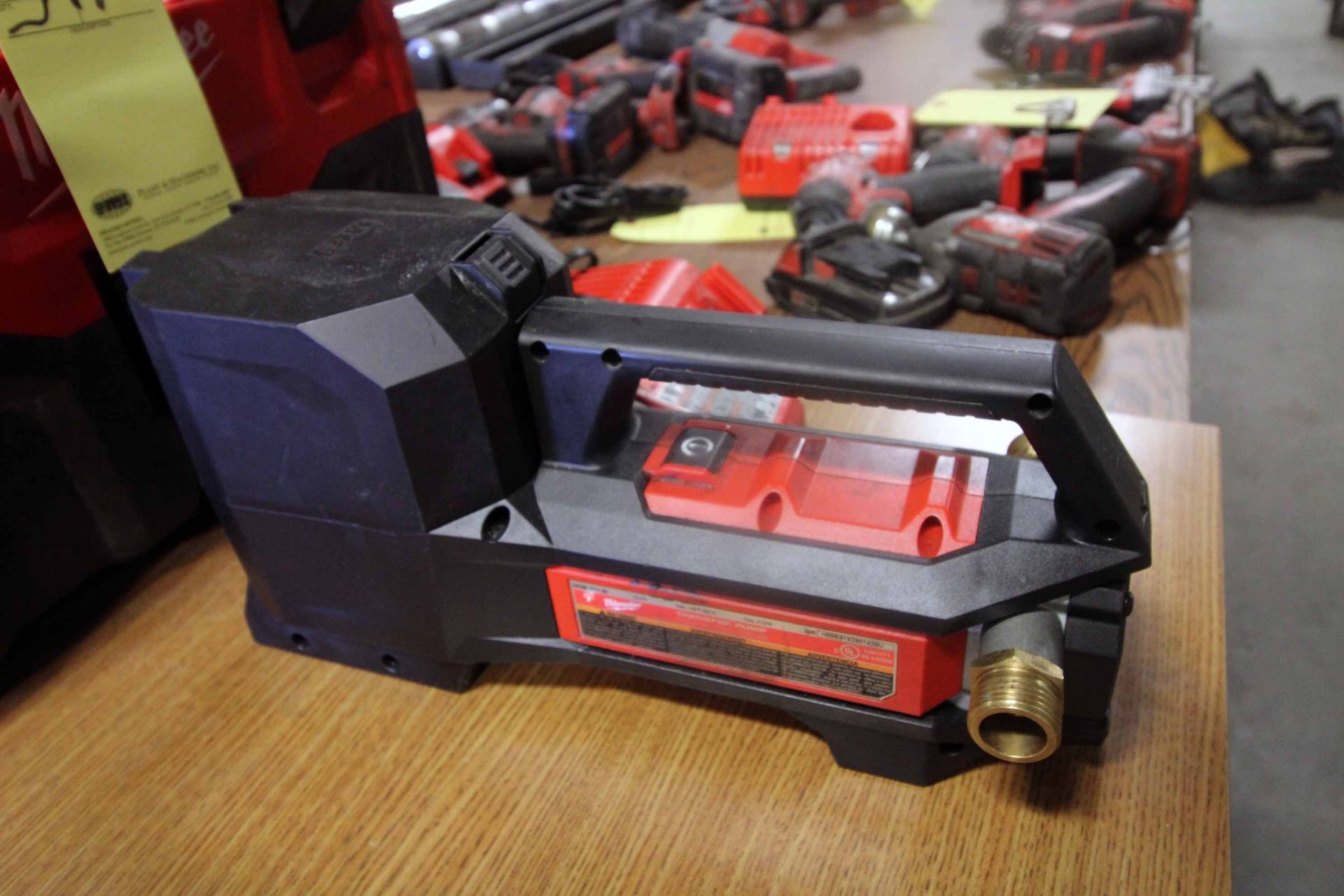 LOT OF MILWAUKEE CORDLESS TOOLING: (1) vacuum, (1) transfer pump, (1) charger & (2) batteries - Image 4 of 5