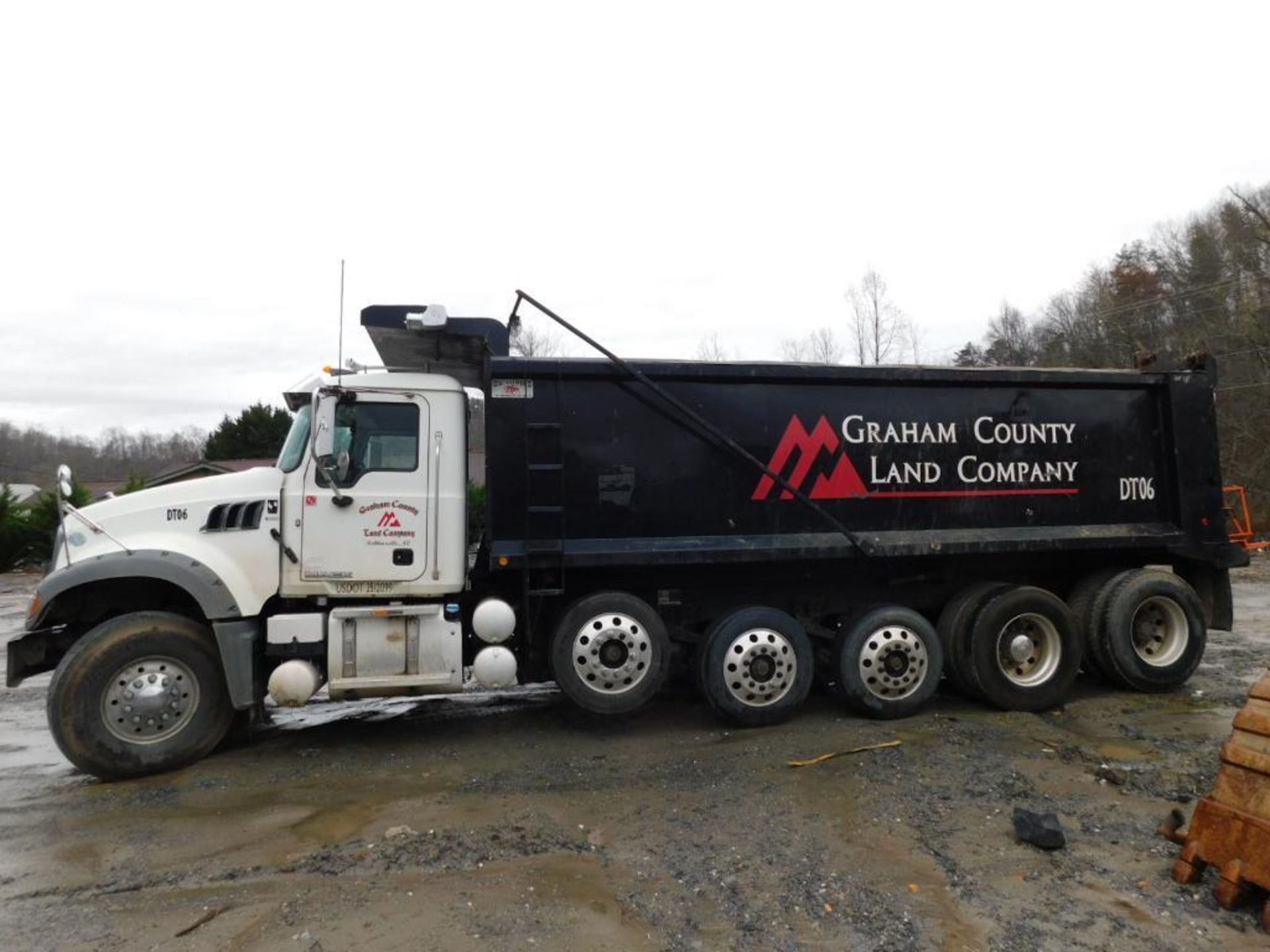 2017 Mack GV713 Quint-Axle Dump Truck, VIN 1M2AX07C7HMO33546, 289,436 Miles Indicated, DT06