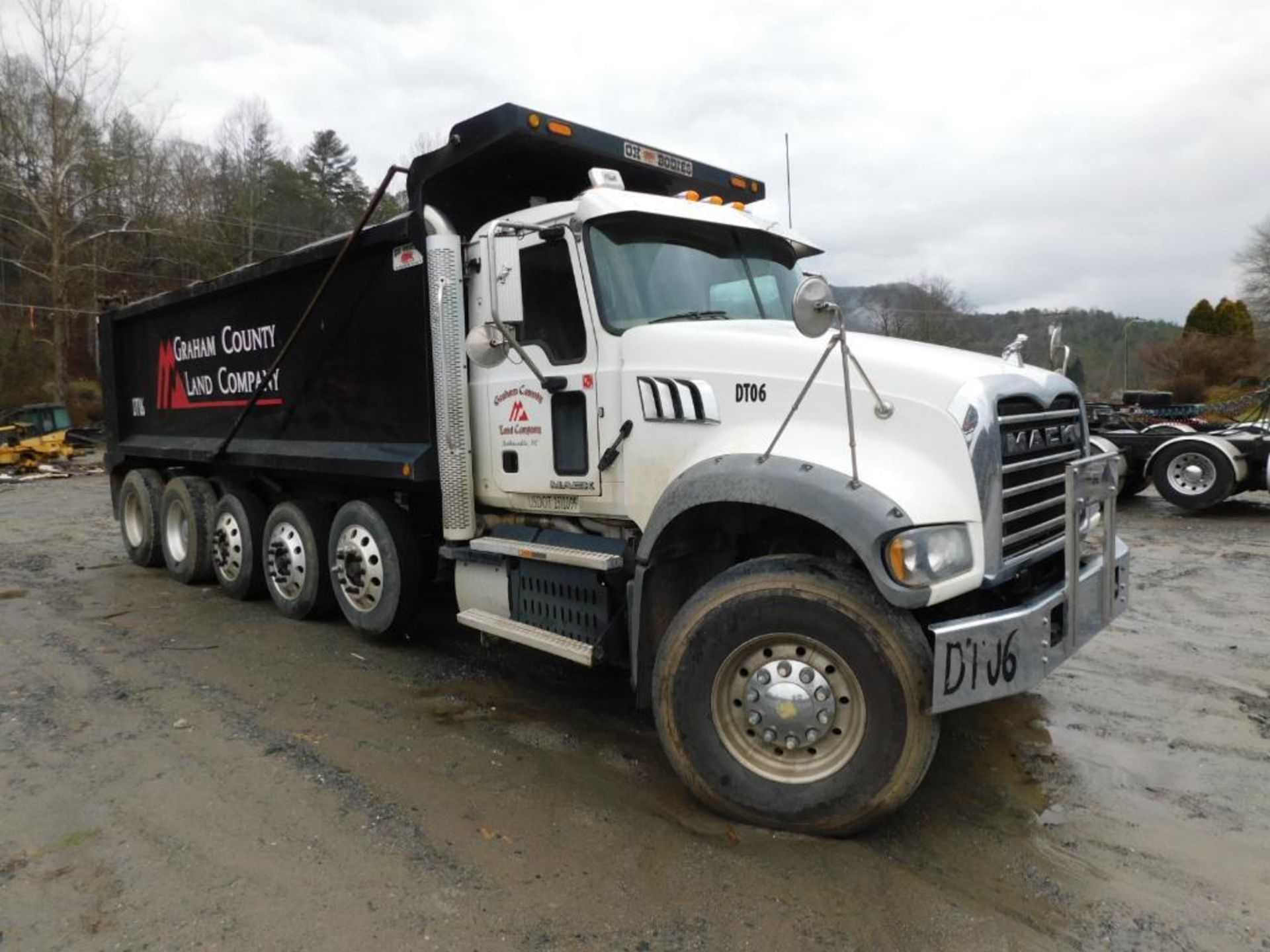 2017 Mack GV713 Quint-Axle Dump Truck, VIN 1M2AX07C7HMO33546, 289,436 Miles Indicated, DT06 - Image 3 of 9