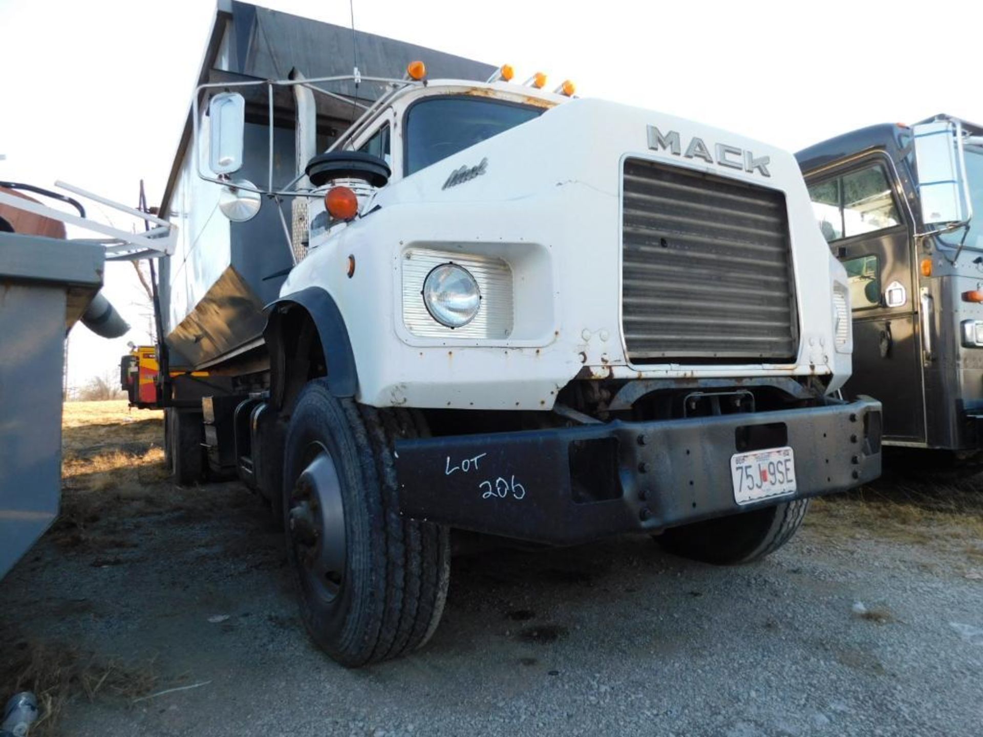 1995 Mack T. A. Roll Off Truck Model DM690S, VIN 1M2B209C65M015576, 1995 Galbreath 60,000 Lb. - Image 5 of 30