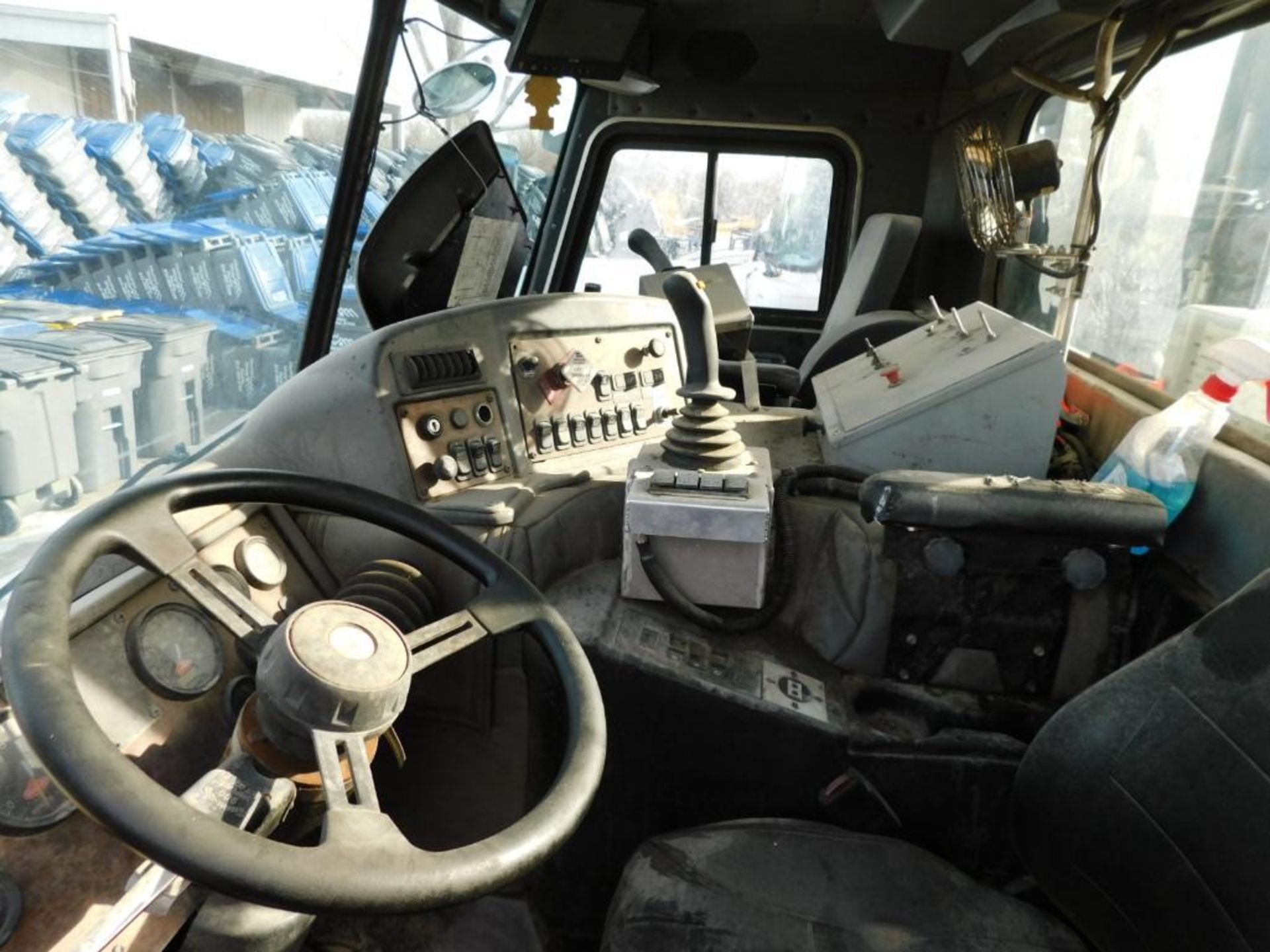 2010 Peterbilt T.A. Automated Side Loader Garbage Truck Model PB320, VIN 3BPZL50X2AF720010, Diesel - Image 17 of 20