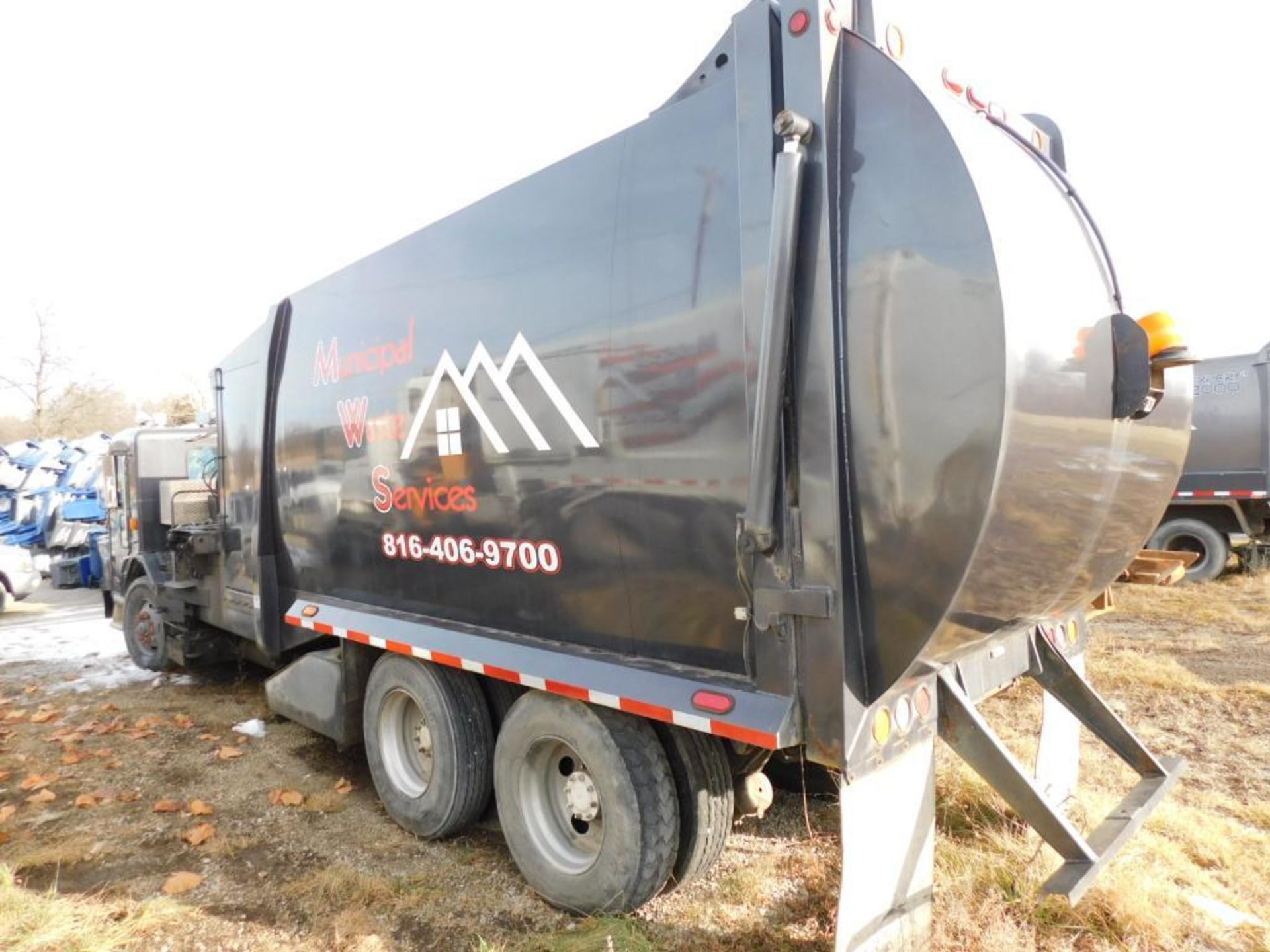 2010 Peterbilt T.A. Automated Side Loader Garbage Truck Model PB320, VIN 3BPZL50X2AF720010, Diesel - Image 5 of 20