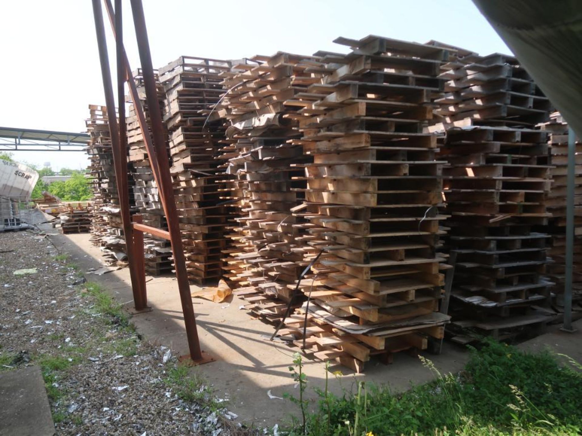 LOT: Large Quantity Assorted Pallets (LOCATED OUTSIDE, REAR OF BUILDING) (LOCATION: 39 PEARCE - Image 4 of 4