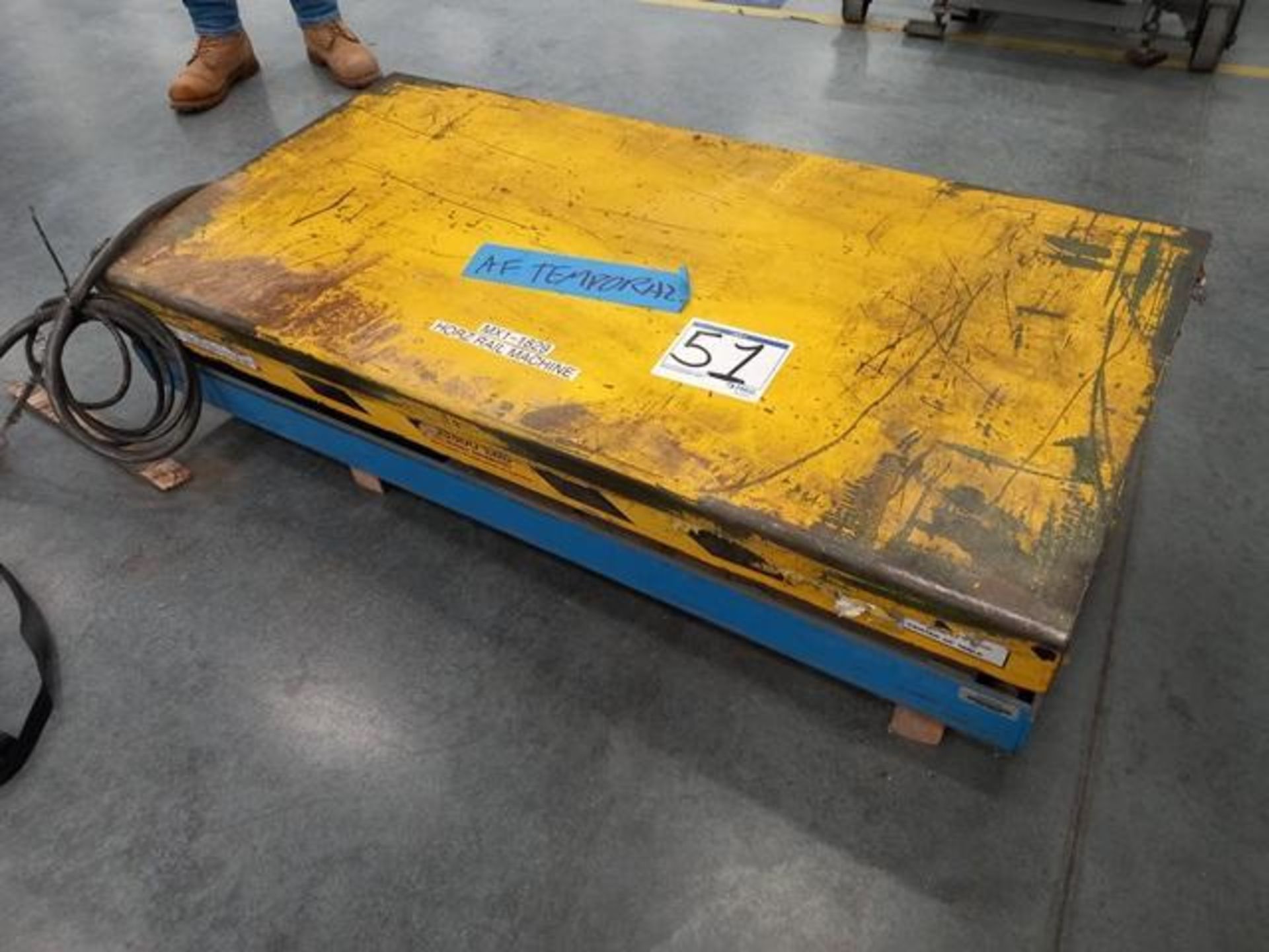 Max Lift Table Electric Lift Table: 3,500 Pounds (Tag: Huf15802) (Location: Cienega De Flores, Nuevo