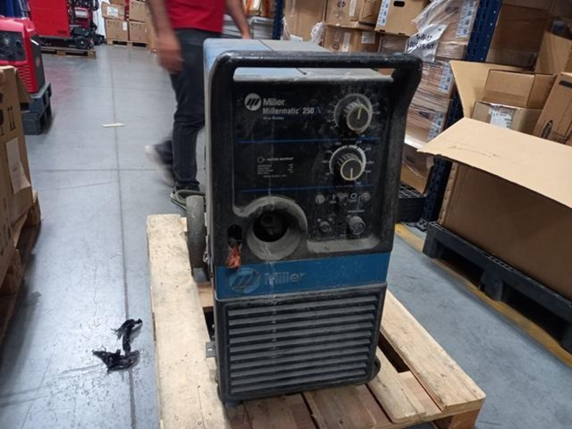 Millermatic 250 Micro Wire Welding Machine: No Accessories, Wires Cut (Location: Santa Catarina, - Image 2 of 6