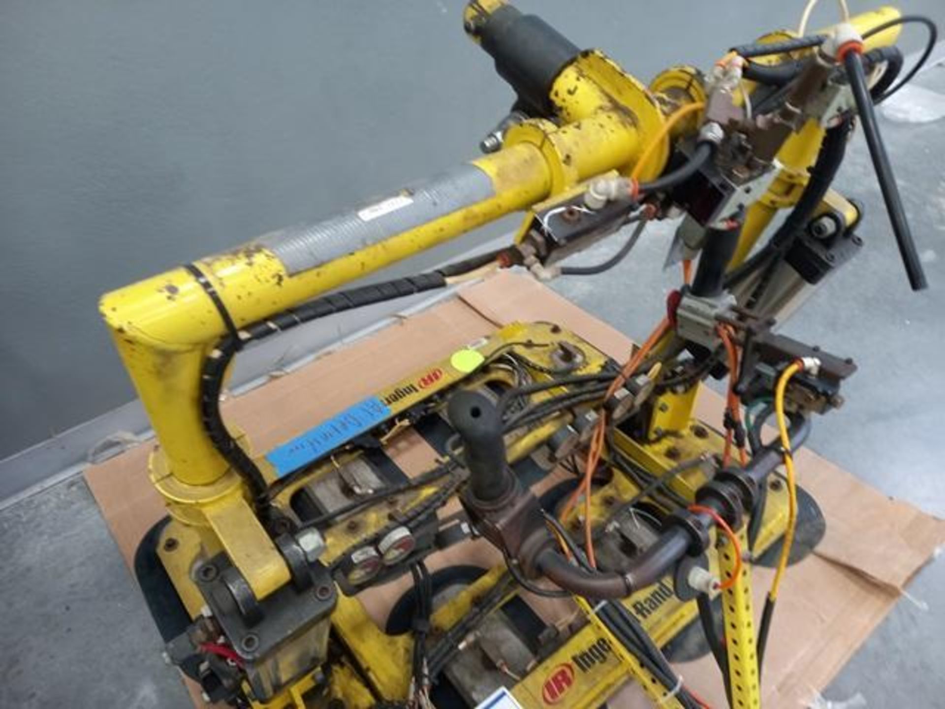 Ingersoll Rand Vacuum Lifter with (6) Suctioners (Tag: Huf15774) Location: Cienega De Flores,