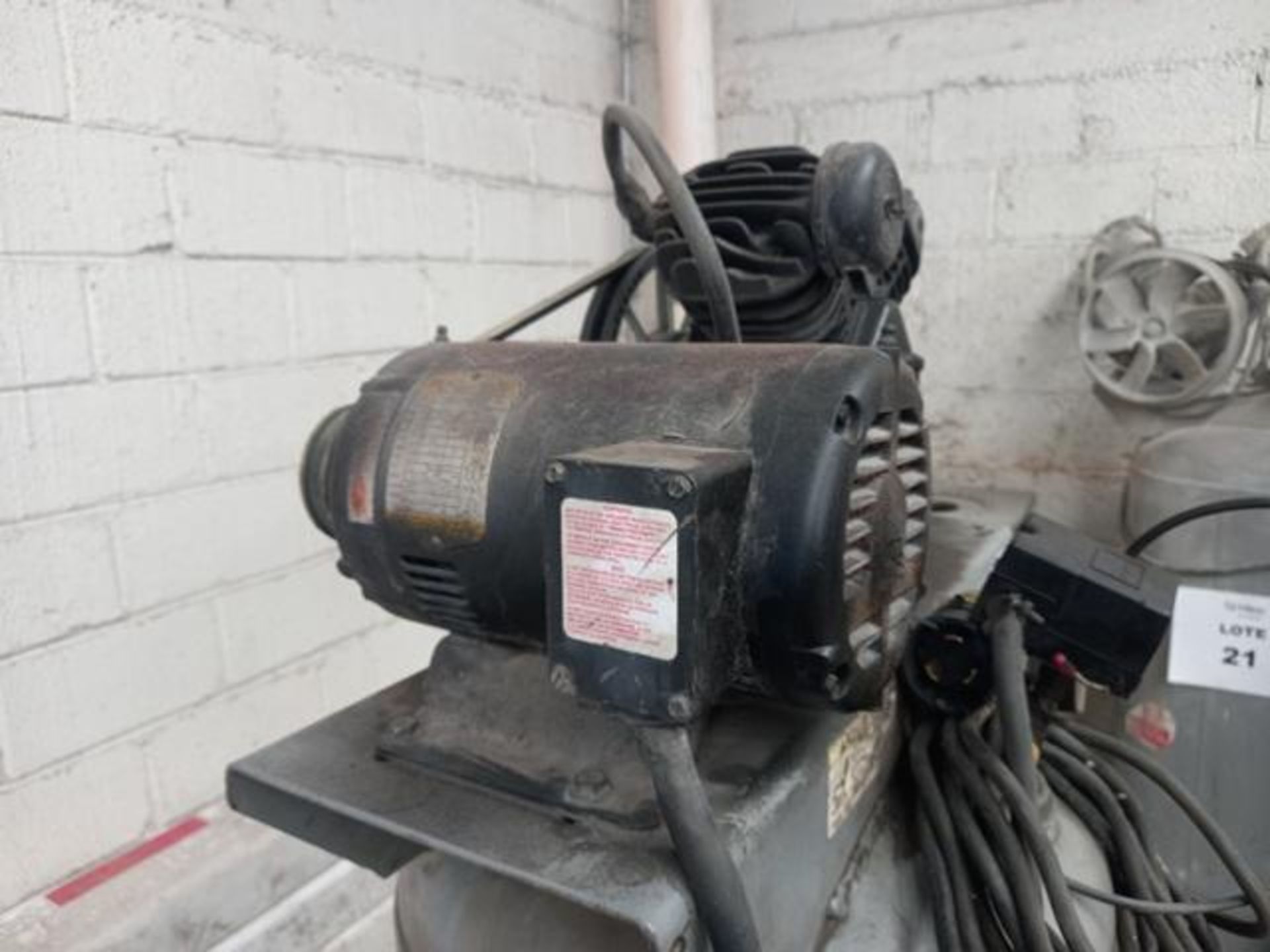 Ingersoll Rand T30 Air Compressor, Year: 1999, S/N: BD833353: 60-Gallon Tank Capacity 200 psig ( - Image 6 of 10