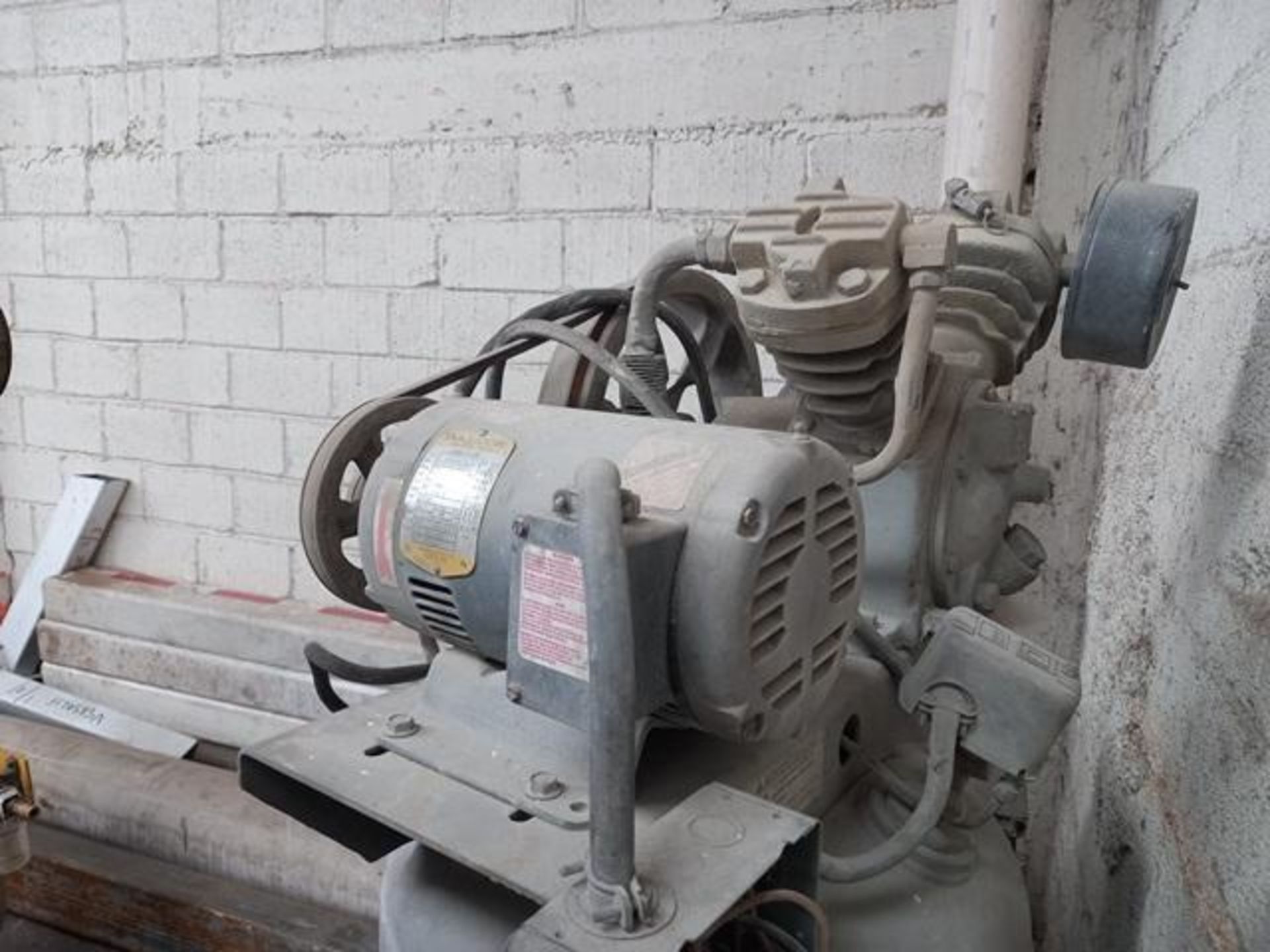 Ingersoll Rand T30 Air Compressor, Year: 1999, S/N: BD833347: 60-Gallon Tank Capacity 200 psig ( - Image 5 of 8