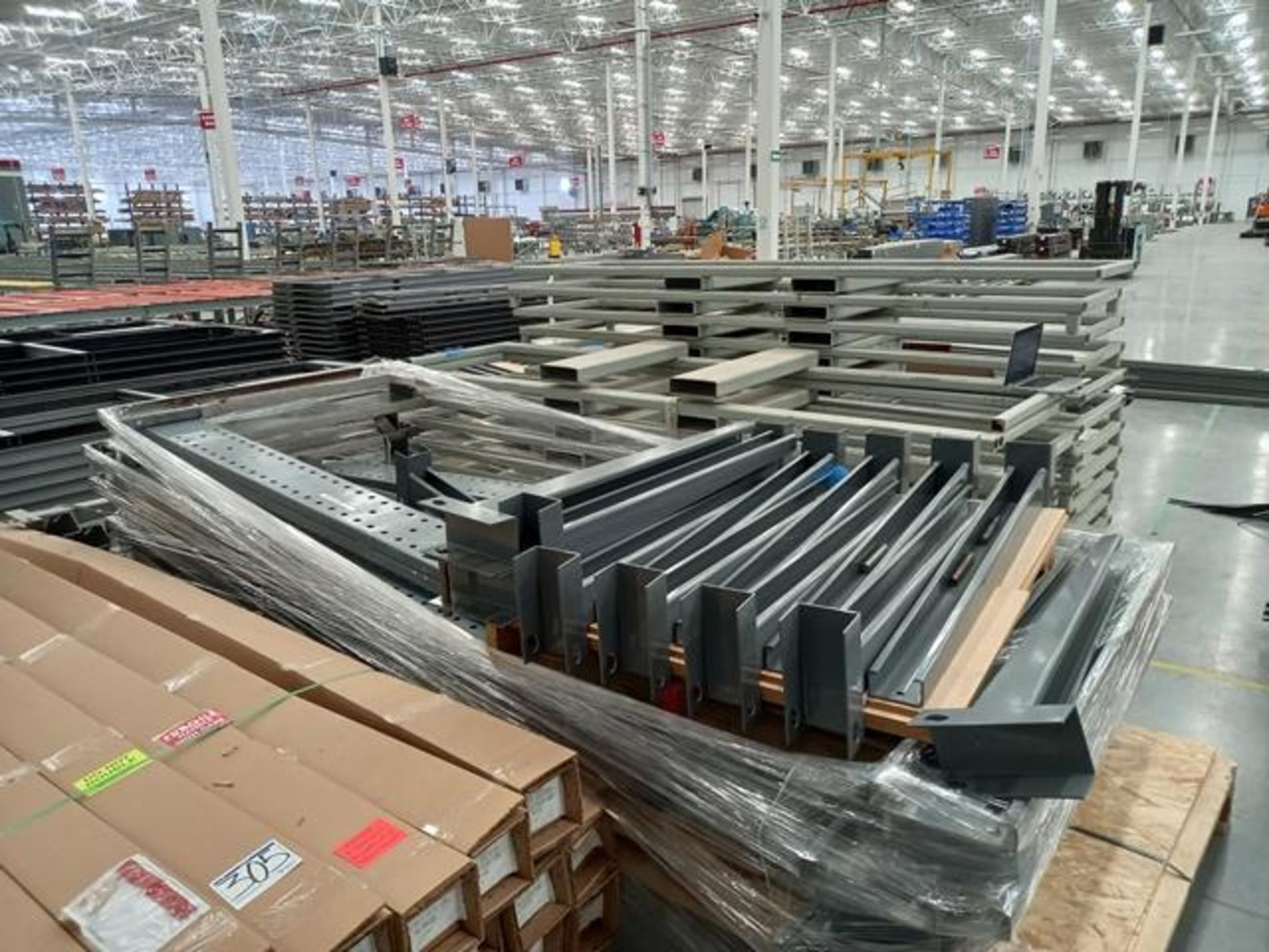 LOT: (30 approx.) Pallets, w/Aluminum Profile, Metal Canelta, Parts for Screens, Foam Boards, - Image 25 of 34