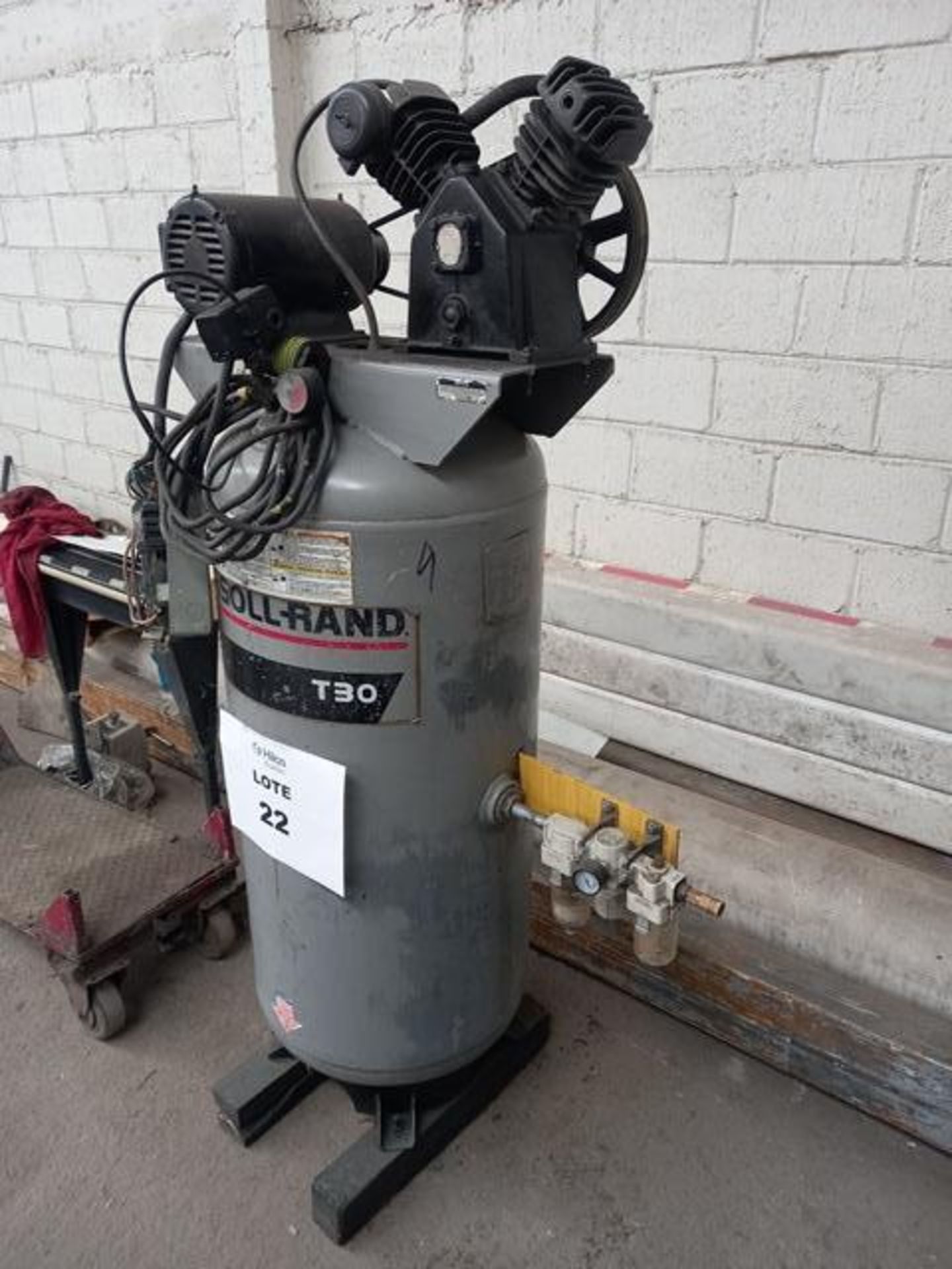 Ingersoll Rand T30 Air Compressor, Year: 1999, S/N: BD833353: 60-Gallon Tank Capacity 200 psig ( - Image 4 of 10
