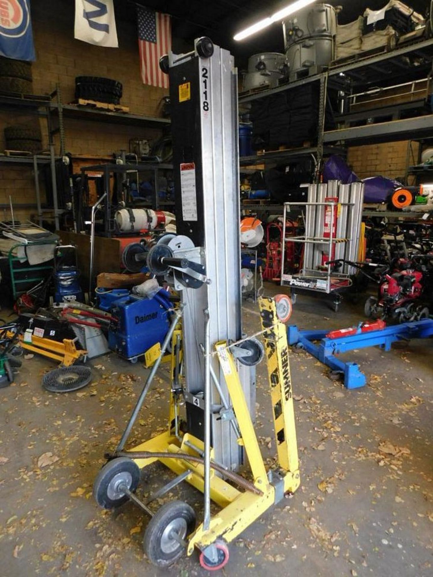 Sumner Hand Crank Lift 18'-4", Model 2118, 650 Max Cap. (LOCATION: 318 N. Milwaukee Ave., - Bild 6 aus 12