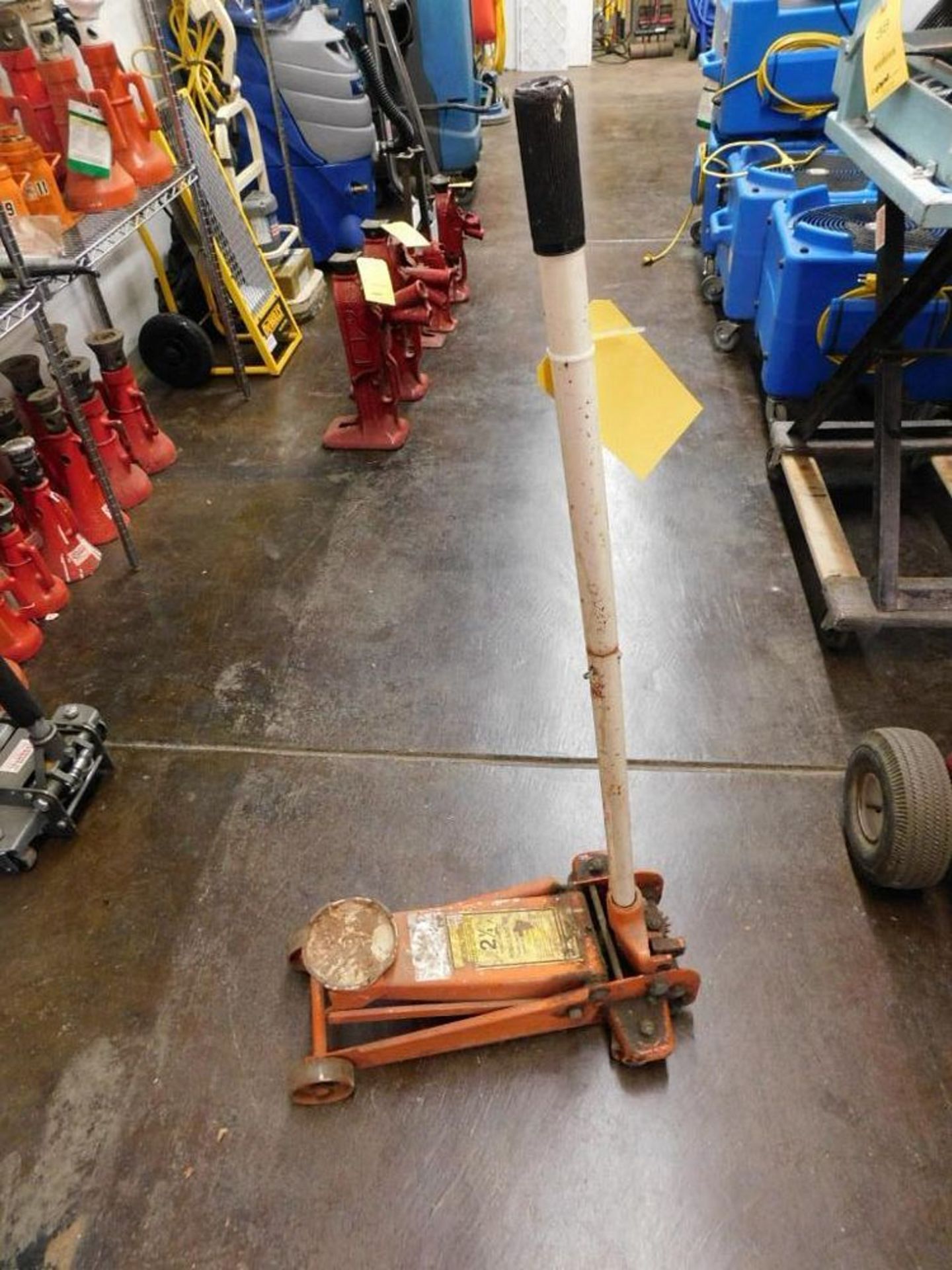 General Hydraulic 2-1/4 Ton Floor Jack (LOCATION: 318 N. Milwaukee Ave., Wheeling, IL 60090)