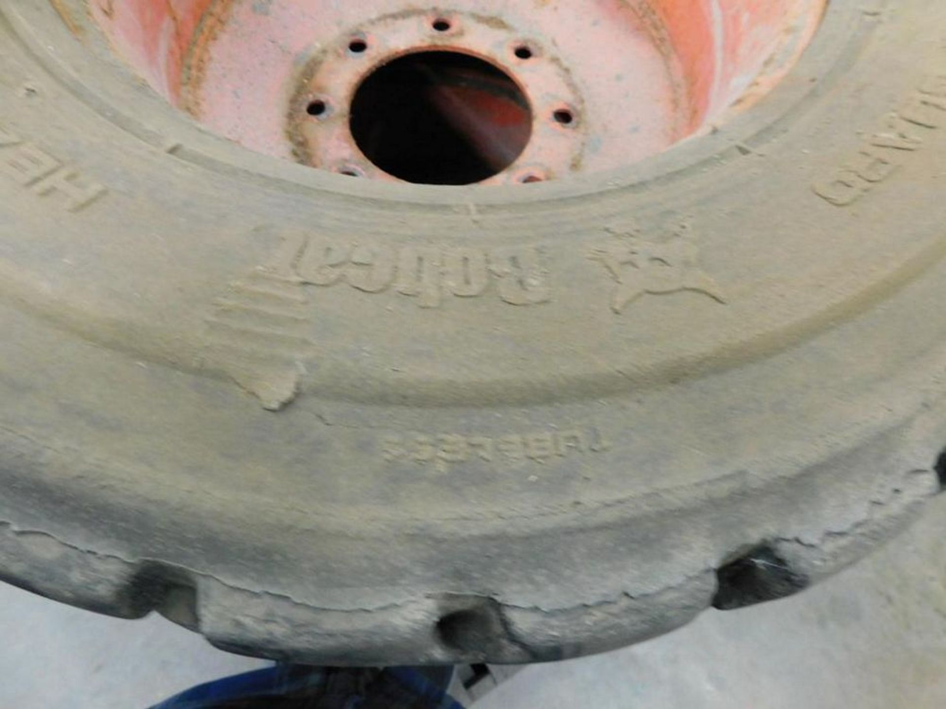 LOT: (4) Bobcat Heavy Duty 12-16.5" NHS Tires, Bead Guard, Tubeless (LOCATION: 318 N. Milwaukee - Bild 7 aus 8