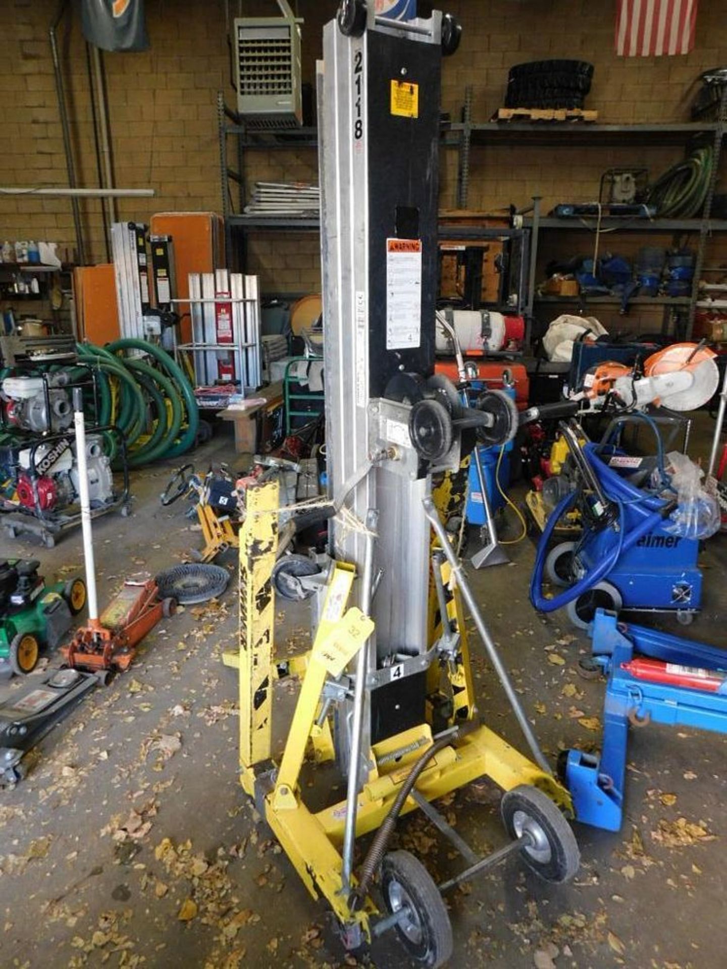 Sumner Hand Crank Lift 18'-4", Model 2118, 650 Max Cap. (LOCATION: 318 N. Milwaukee Ave.,