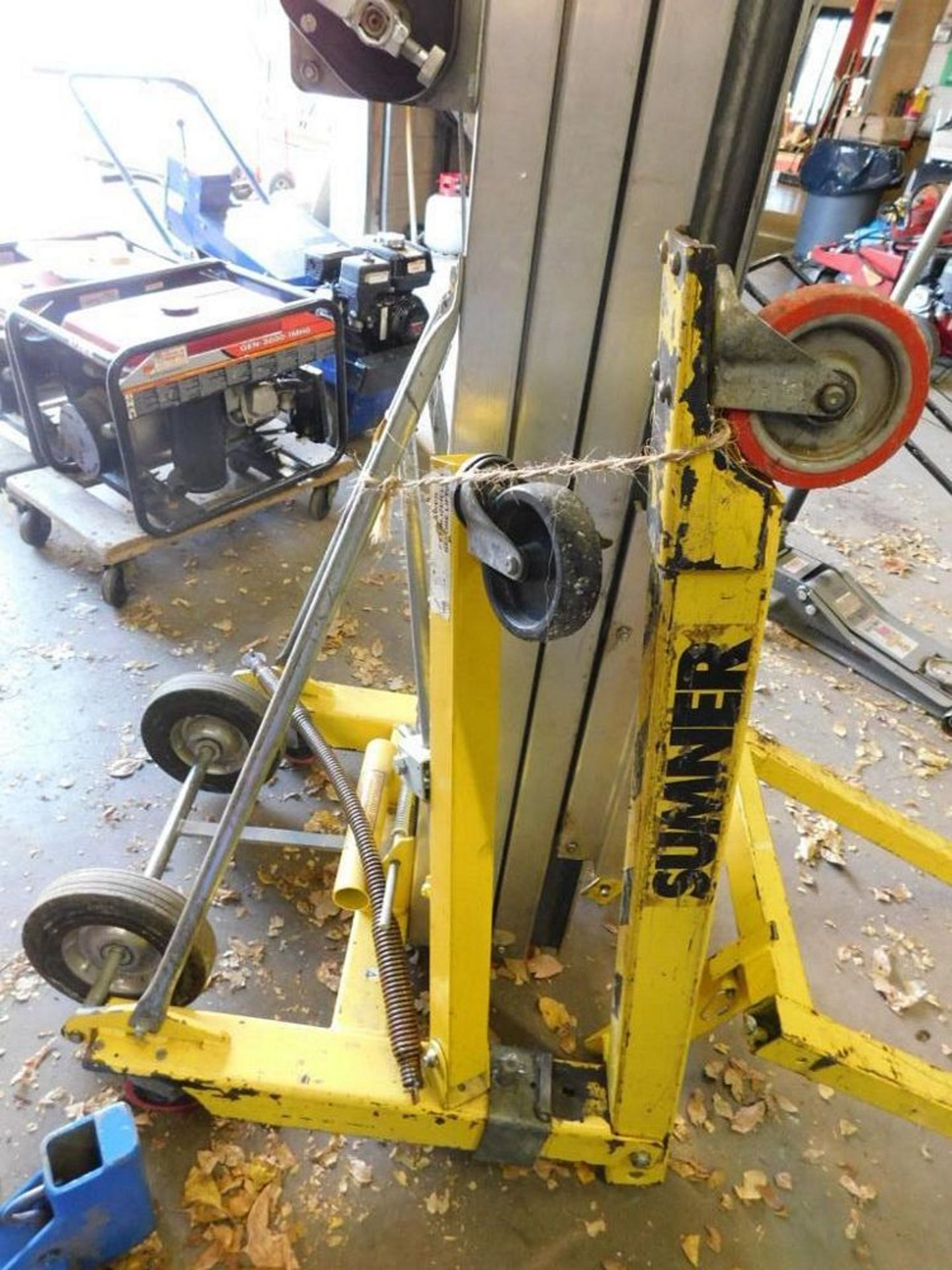 Sumner Hand Crank Lift 18'-4", Model 2118, 650 Max Cap. (LOCATION: 318 N. Milwaukee Ave., - Bild 5 aus 12