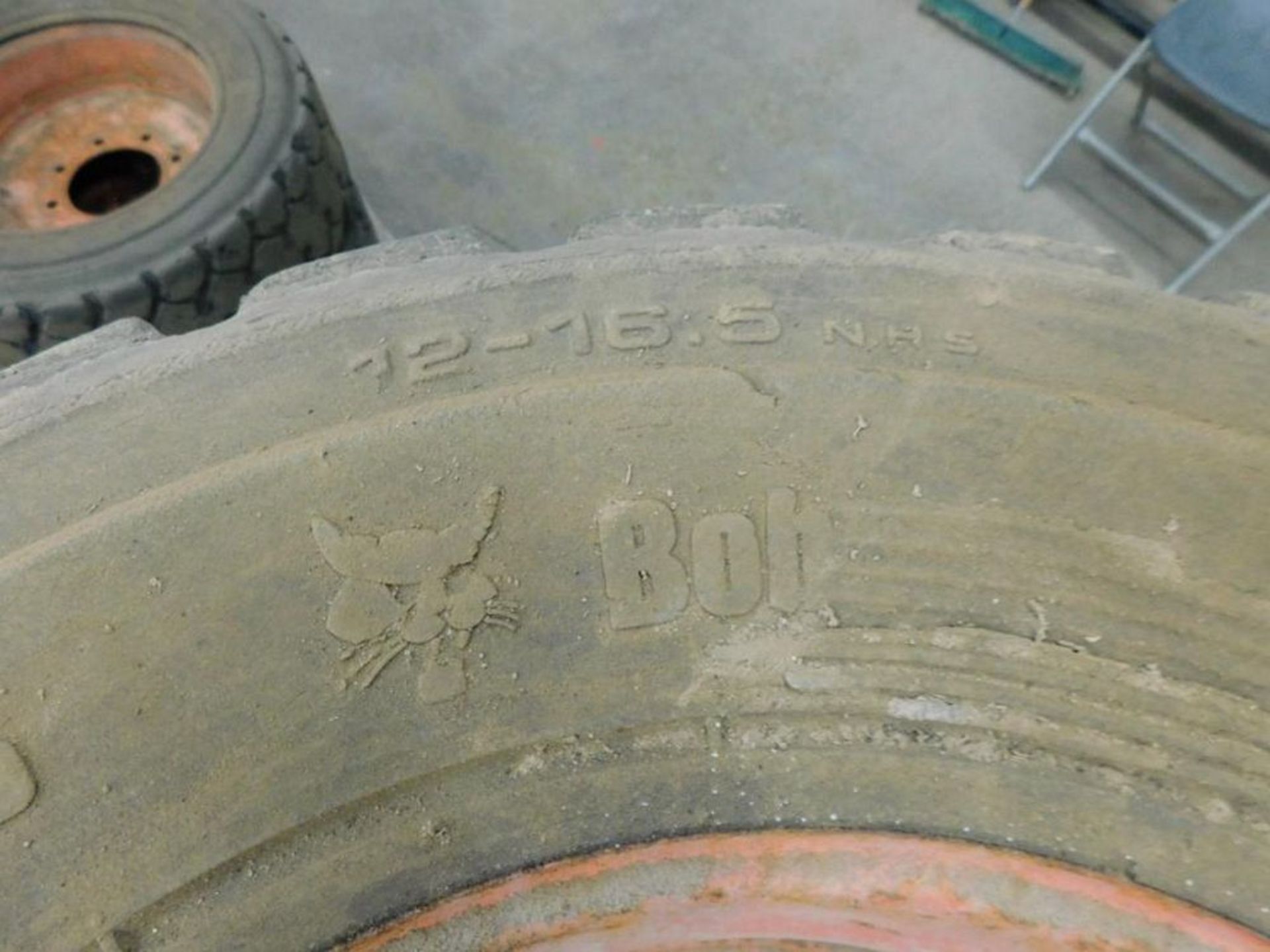 LOT: (4) Bobcat Heavy Duty 12-16.5" NHS Tires, Bead Guard, Tubeless (LOCATION: 318 N. Milwaukee - Bild 4 aus 8