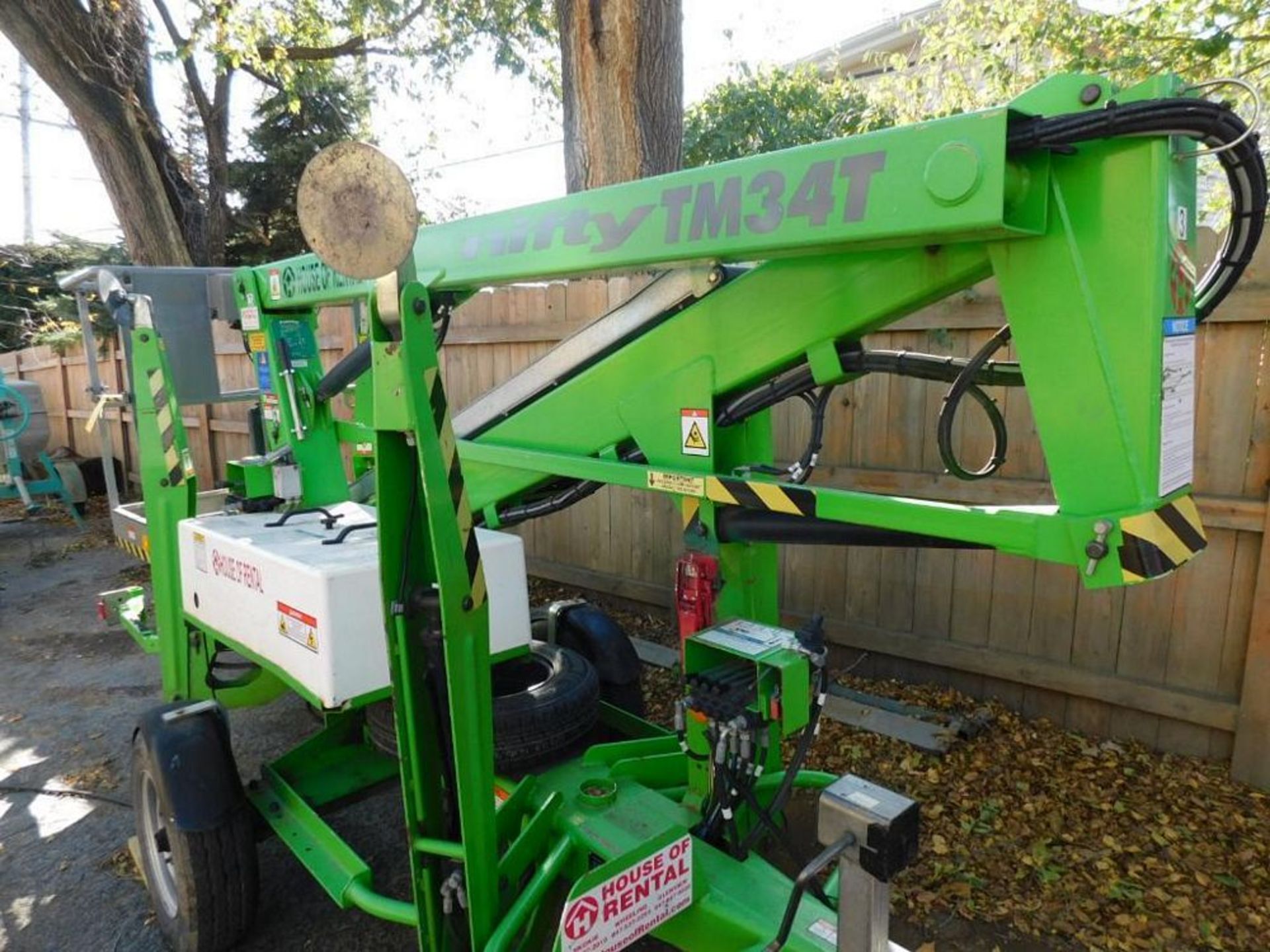 2014 Nifty Cherry TM34TCherry Picker, VIN SLN34TE03FM030435, 34 ft. Reach, 500 Max Lb., Towable ( - Image 3 of 13