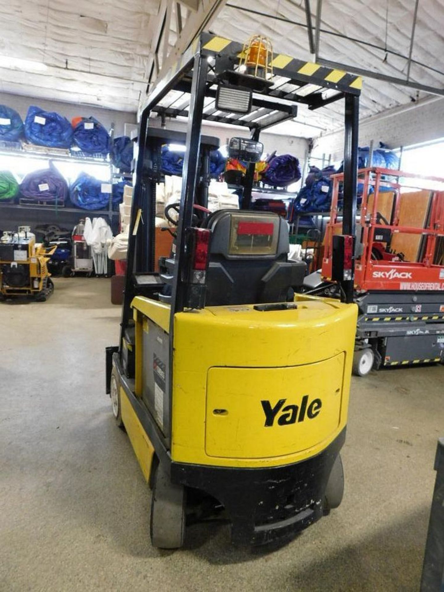 Yale ERCO30AGN36TE084 Electric Forklift 3,000 lb. Cap., S/N A814V05541X, Triple Mast, 194" Reach, - Bild 3 aus 10