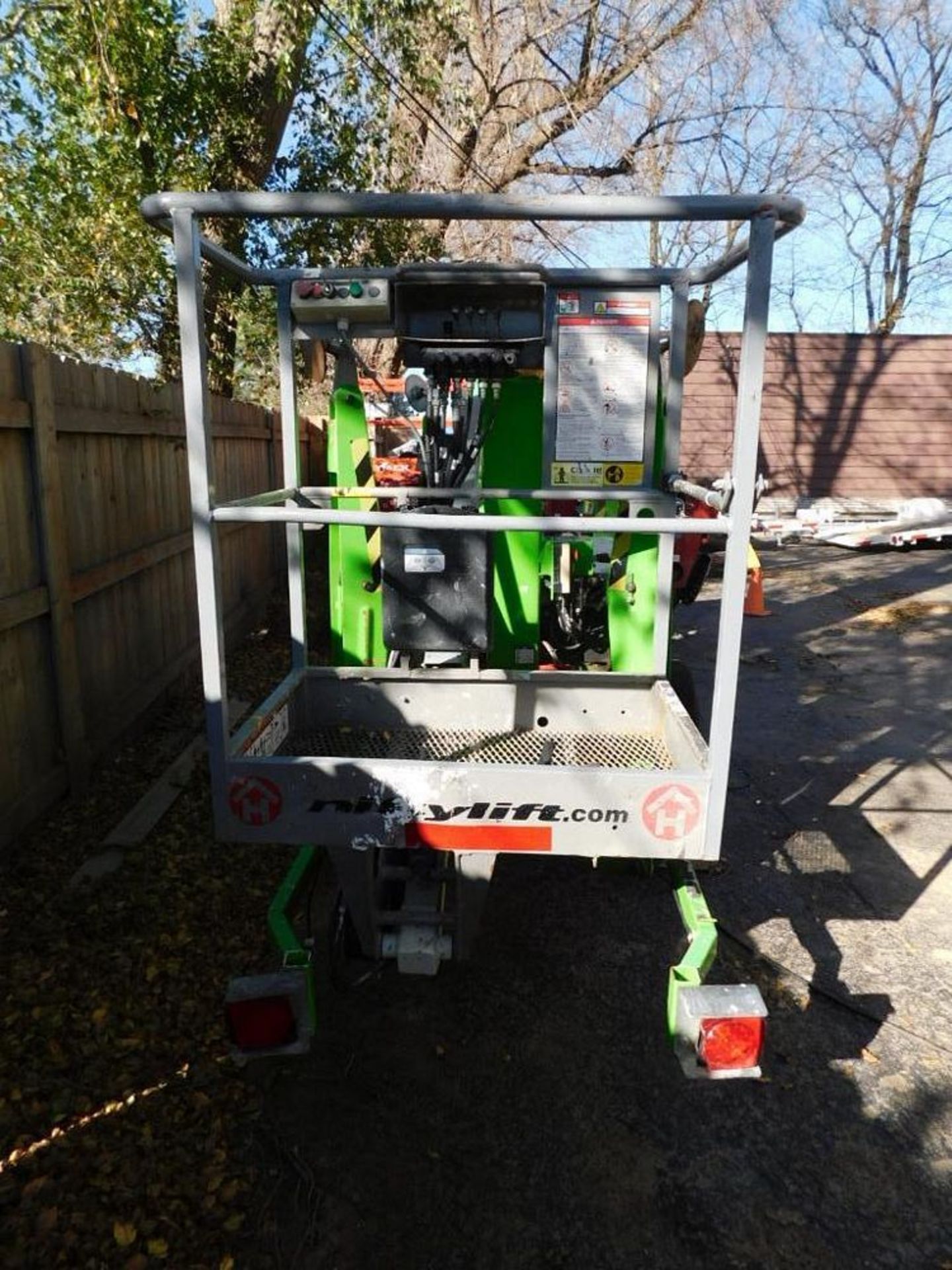 2014 Nifty Cherry TM34TCherry Picker, VIN SLN34TE03FM030435, 34 ft. Reach, 500 Max Lb., Towable ( - Image 8 of 13