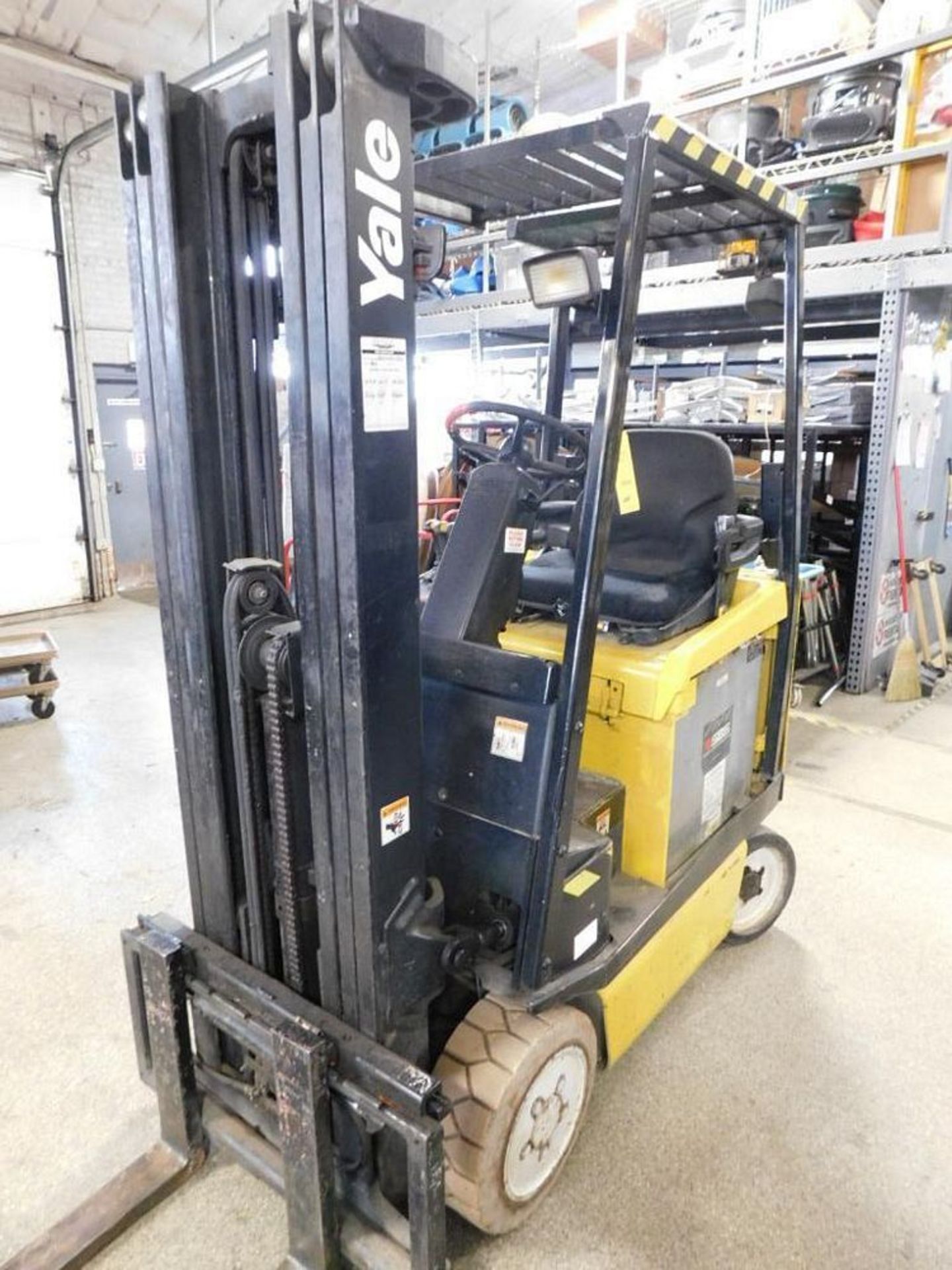 Yale ERCO30AGN36TE084 Electric Forklift 3,000 lb. Cap., S/N A814V05541X, Triple Mast, 194" Reach, - Image 4 of 10