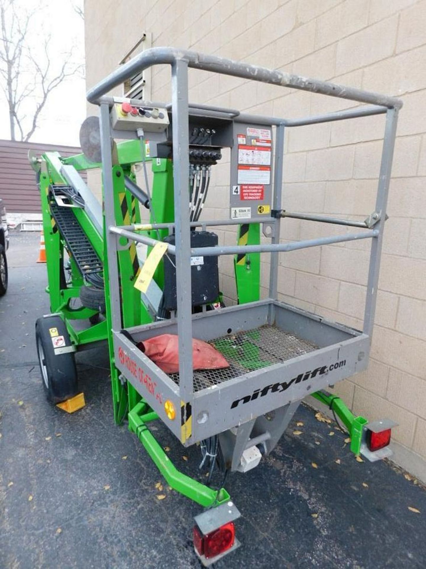 2014 Nifty Cherry TM34T Cherry Picker, VIN SLN34TE03FM030435, 34 ft. Reach, 500 Max Lb., Towable ( - Image 2 of 9