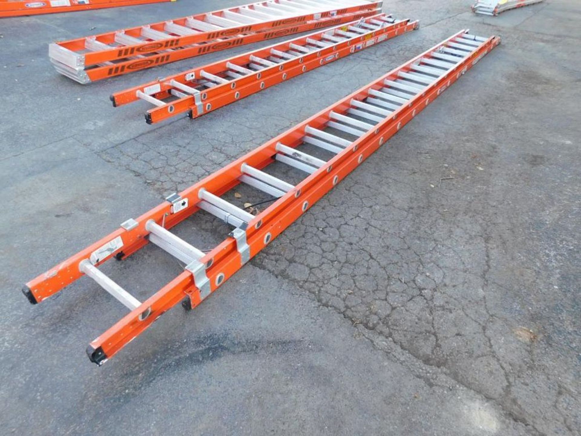 36' Werner Fiberglass Extension Ladder, 300 lb. cap. (LOCATION: 318 N. Milwaukee Ave., Wheeling,