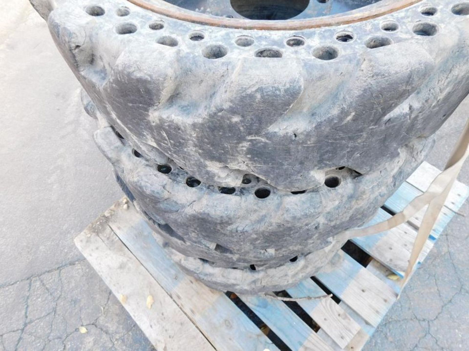 LOT: (4) Maximizer S650 Skid Steer Tires (LOCATION: 318 N. Milwaukee Ave., Wheeling, IL 60090) - Image 4 of 4