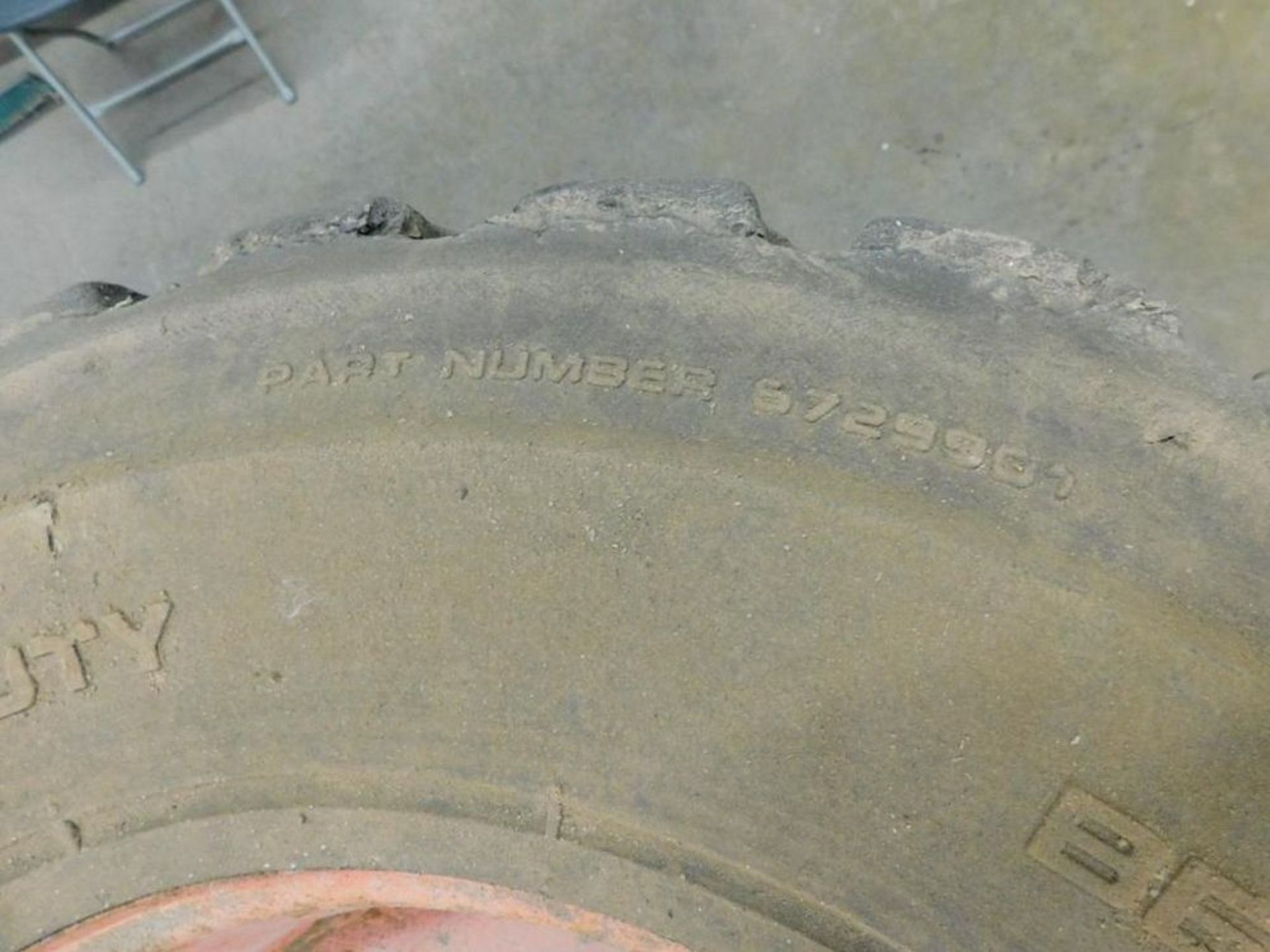 LOT: (4) Bobcat Heavy Duty 12-16.5" NHS Tires, Bead Guard, Tubeless (LOCATION: 318 N. Milwaukee - Bild 6 aus 8