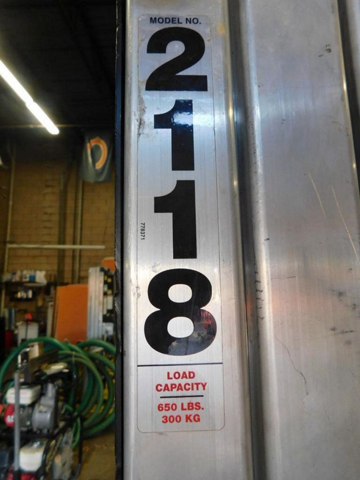 Sumner Hand Crank Lift 18'-4", Model 2118, 650 Max Cap. (LOCATION: 318 N. Milwaukee Ave., - Bild 10 aus 12