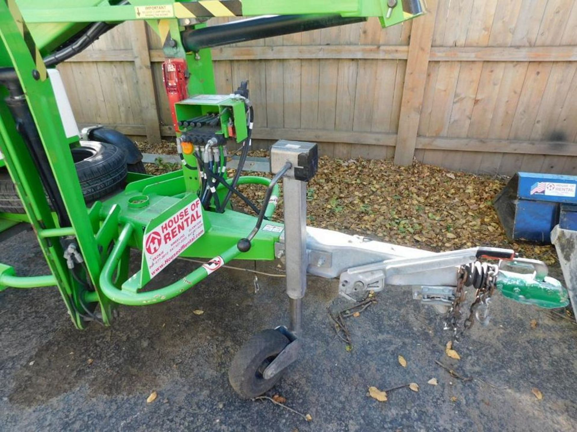 2014 Nifty Cherry TM34TCherry Picker, VIN SLN34TE03FM030435, 34 ft. Reach, 500 Max Lb., Towable ( - Image 2 of 13