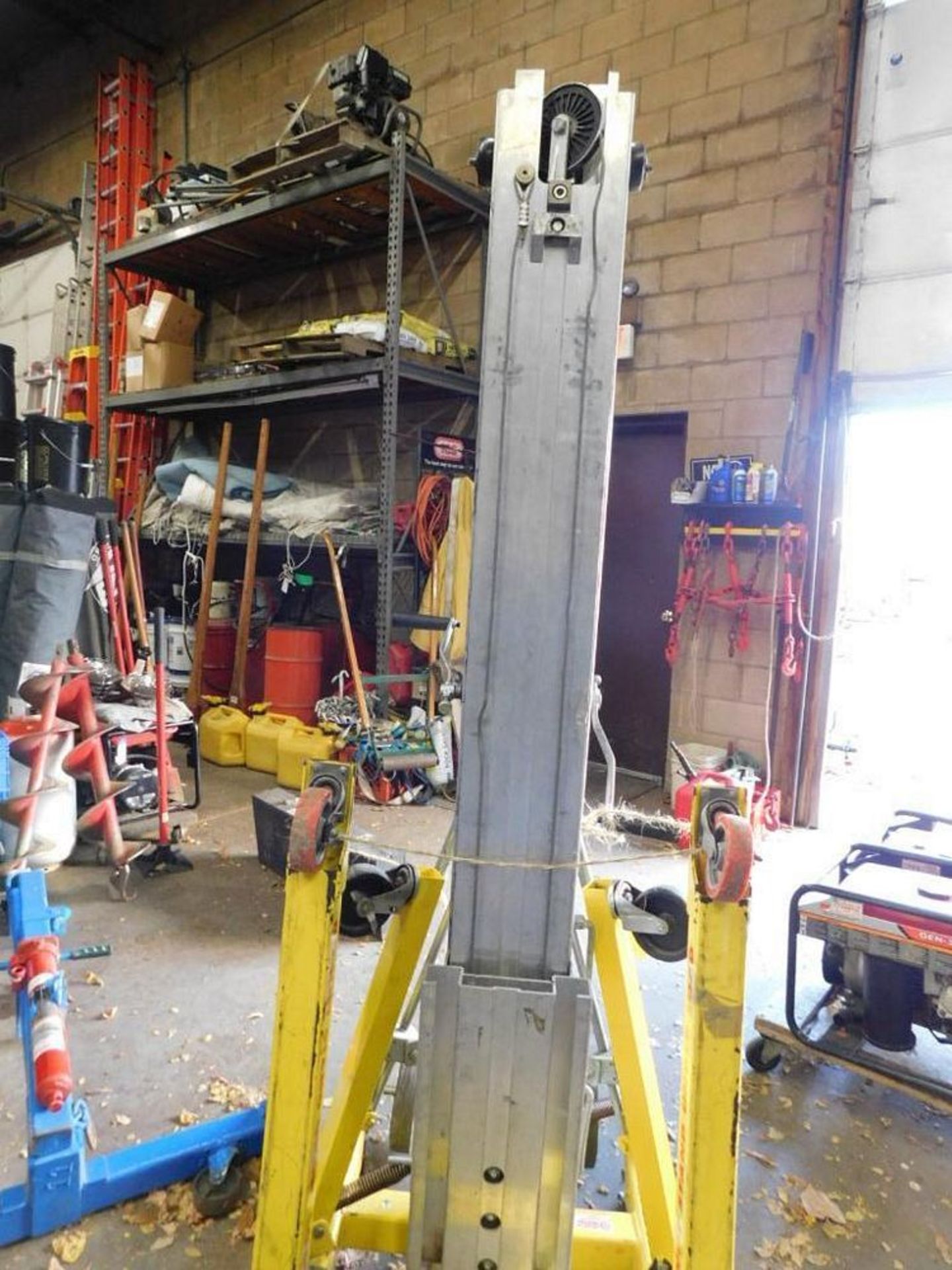 Sumner Hand Crank Lift 18'-4", Model 2118, 650 Max Cap. (LOCATION: 318 N. Milwaukee Ave., - Bild 4 aus 12